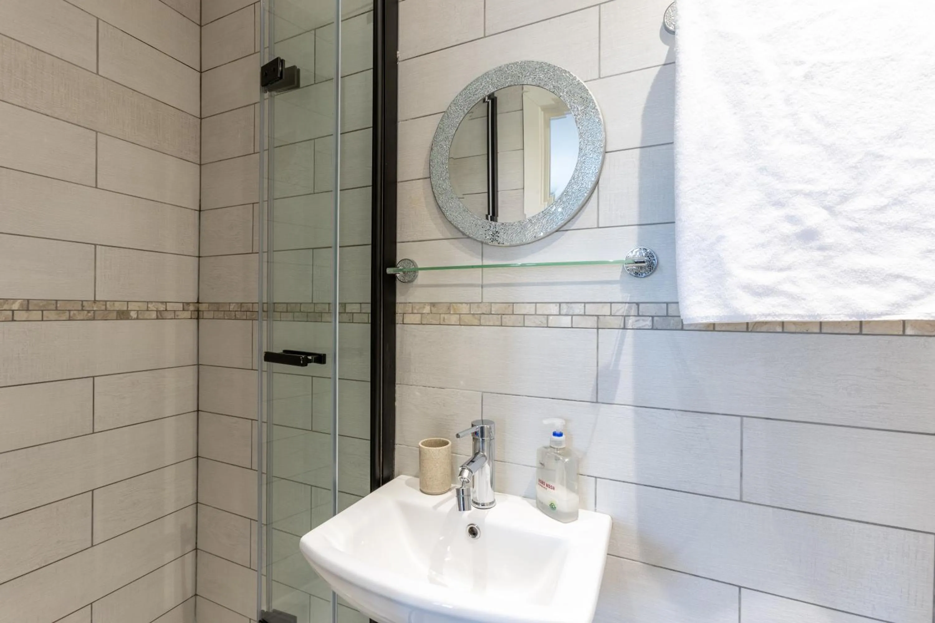 Shower in Katolondonhaus