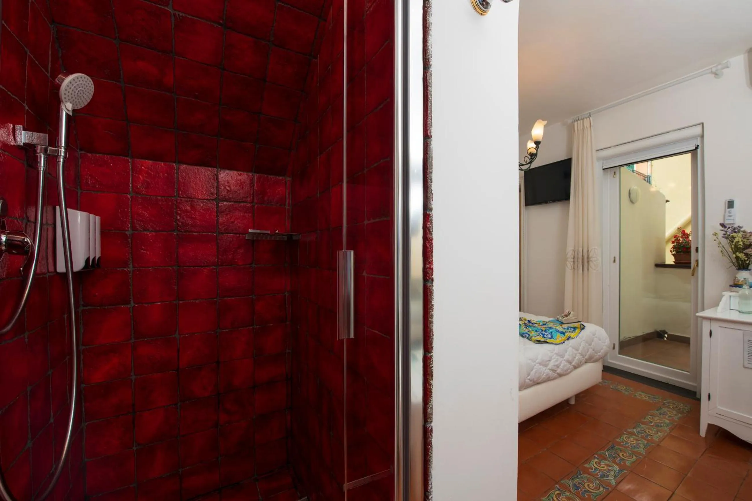 Shower in Hotel Antica Repubblica in Amalfi center at 100mt from the sea