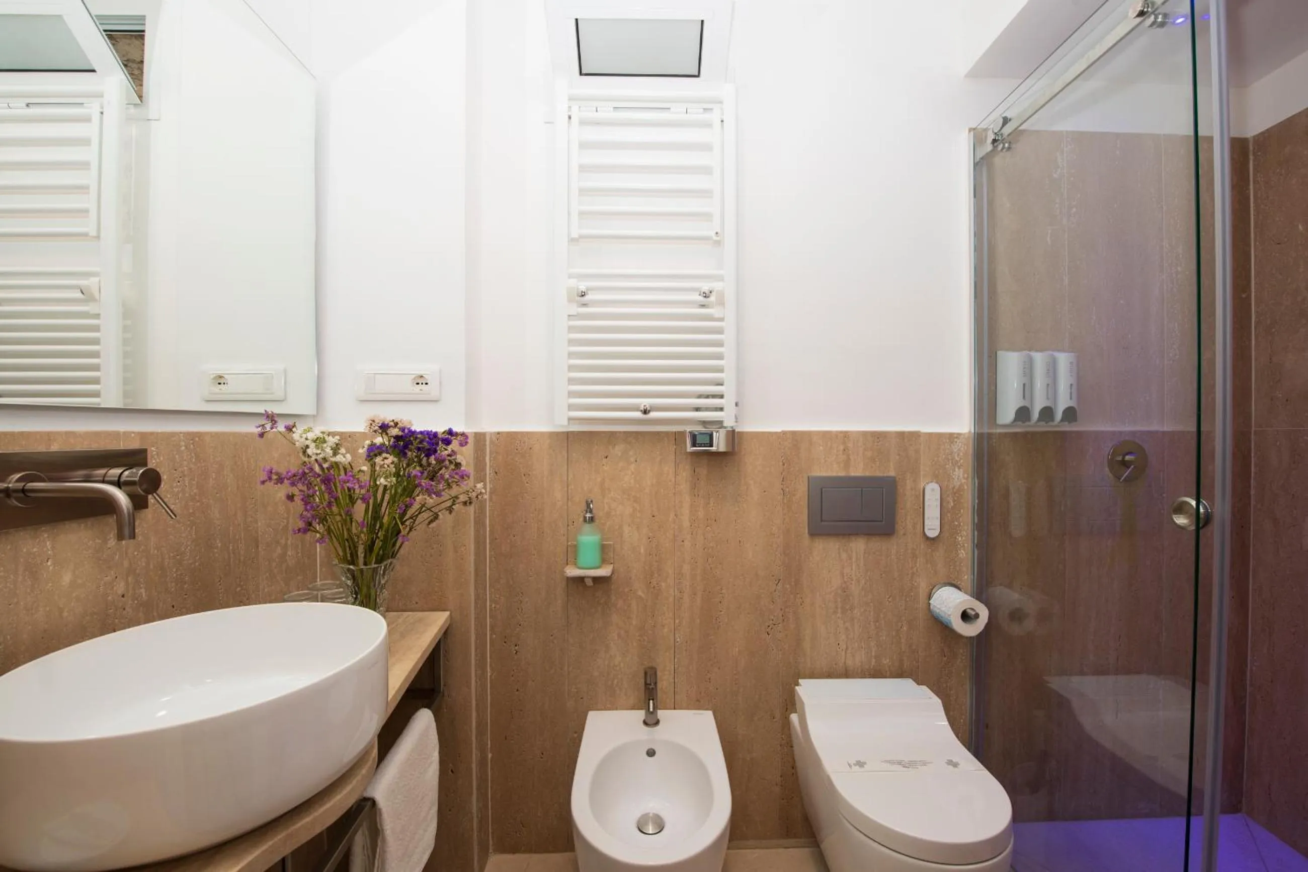 Shower in Hotel Antica Repubblica in Amalfi center at 100mt from the sea