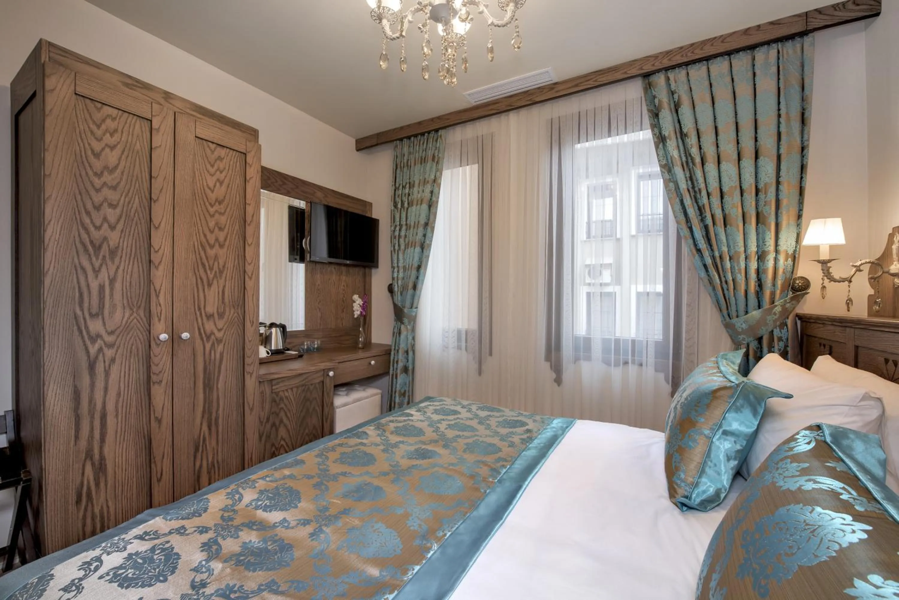 TV and multimedia, Bed in Perapolis Hotel