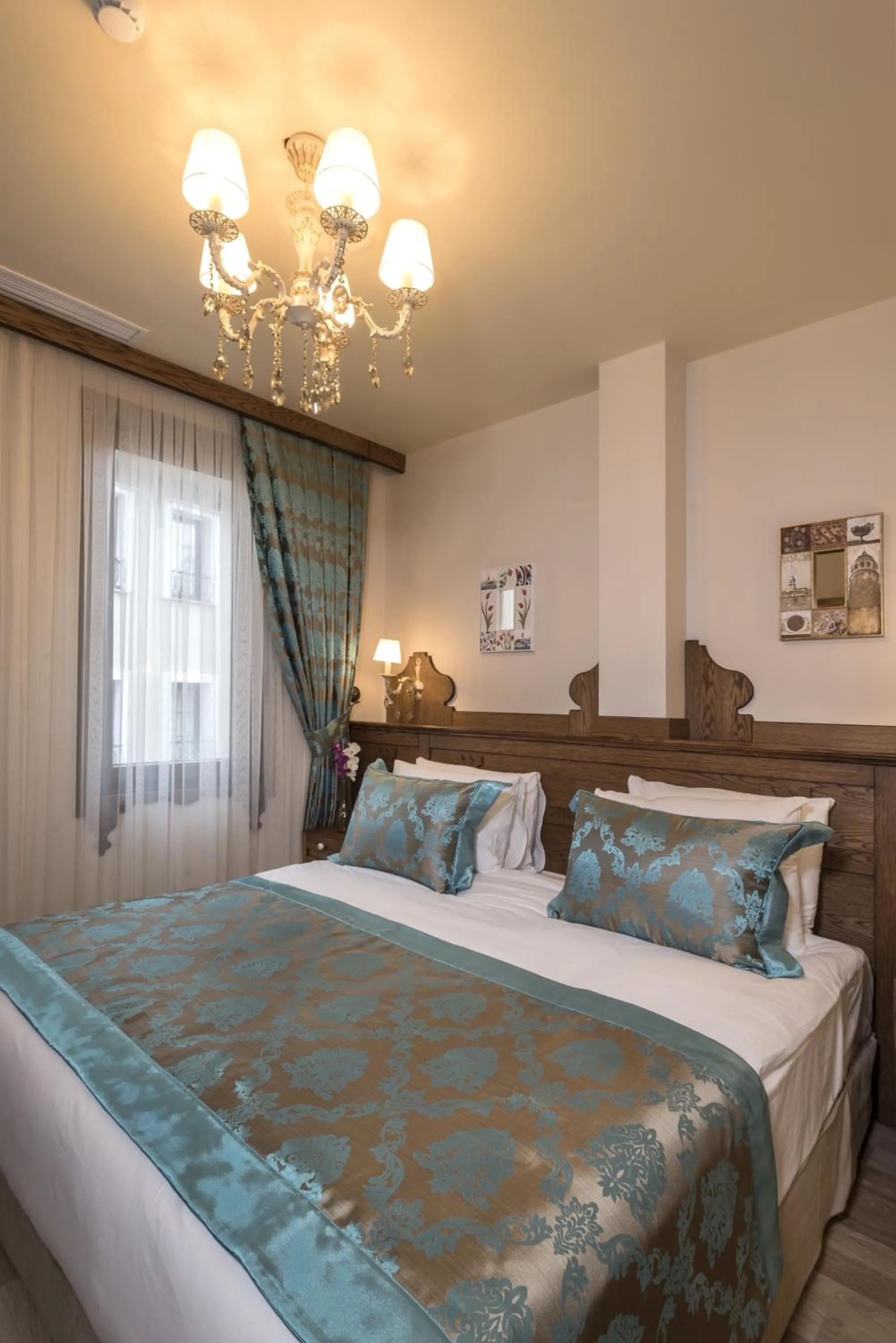 TV and multimedia, Bed in Perapolis Hotel