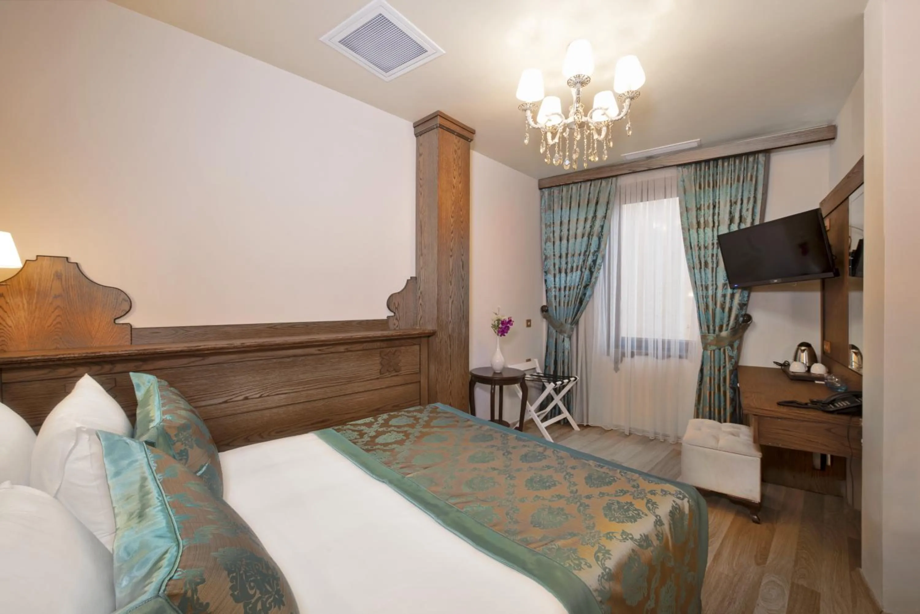 TV and multimedia, Bed in Perapolis Hotel