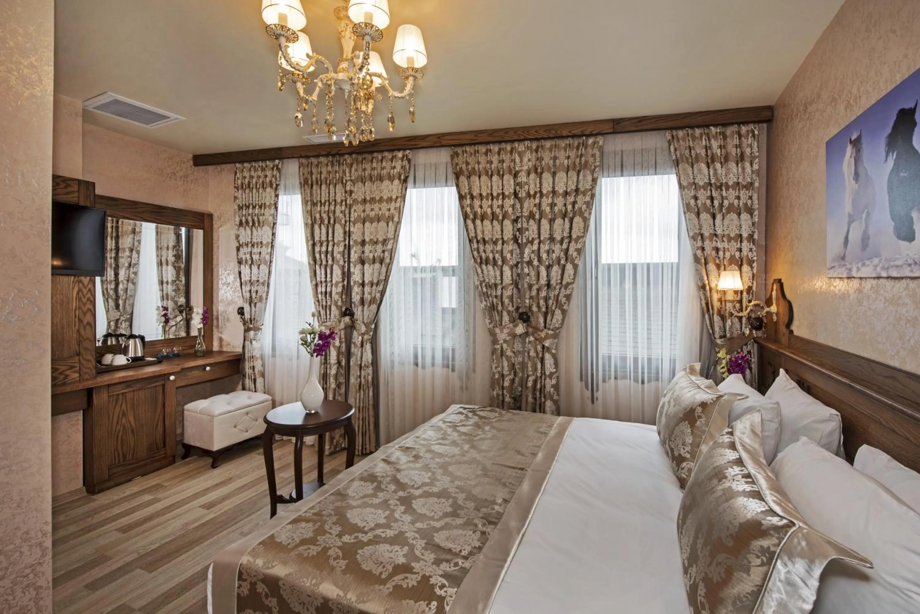 TV and multimedia, Bed in Perapolis Hotel