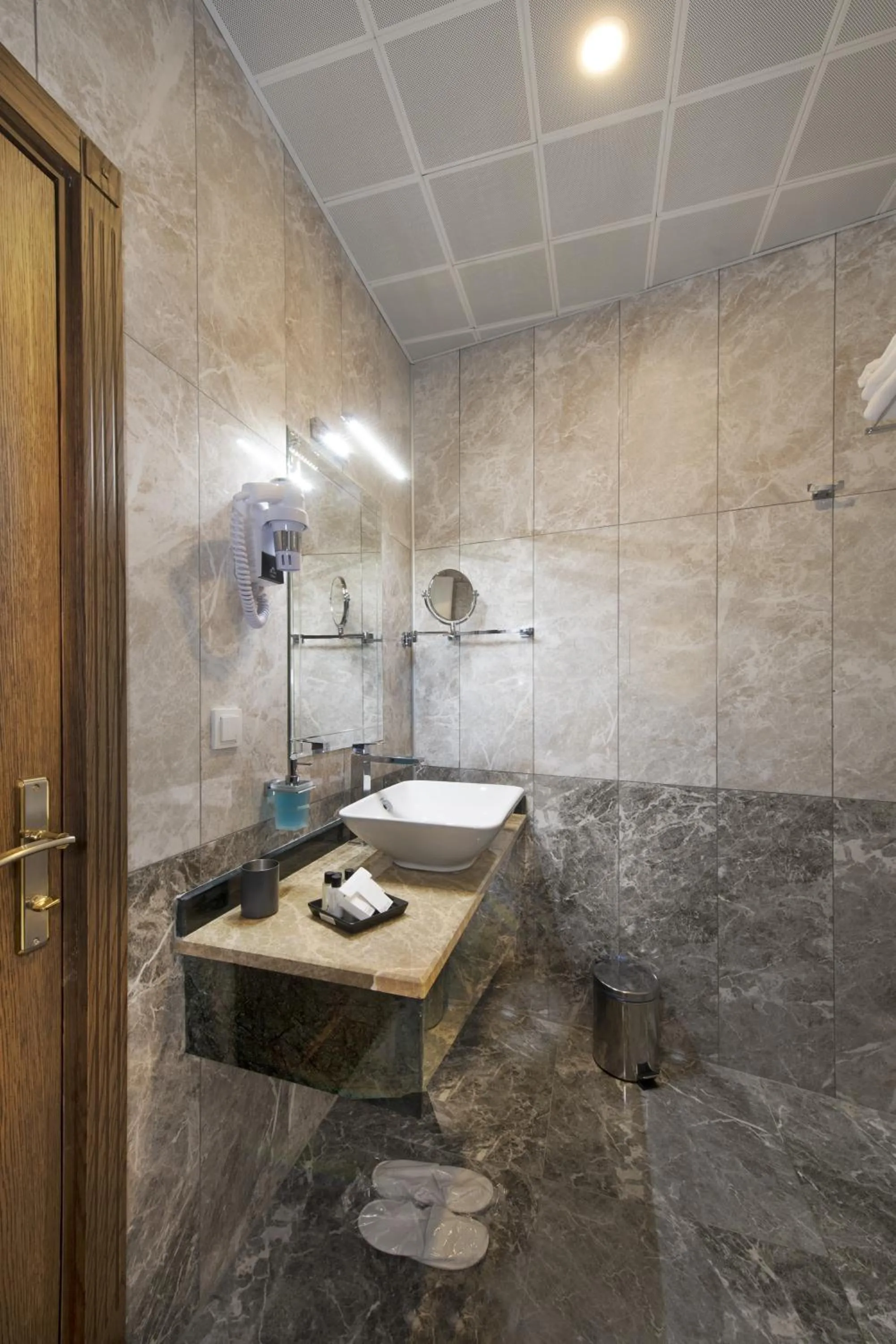 Shower in Perapolis Hotel