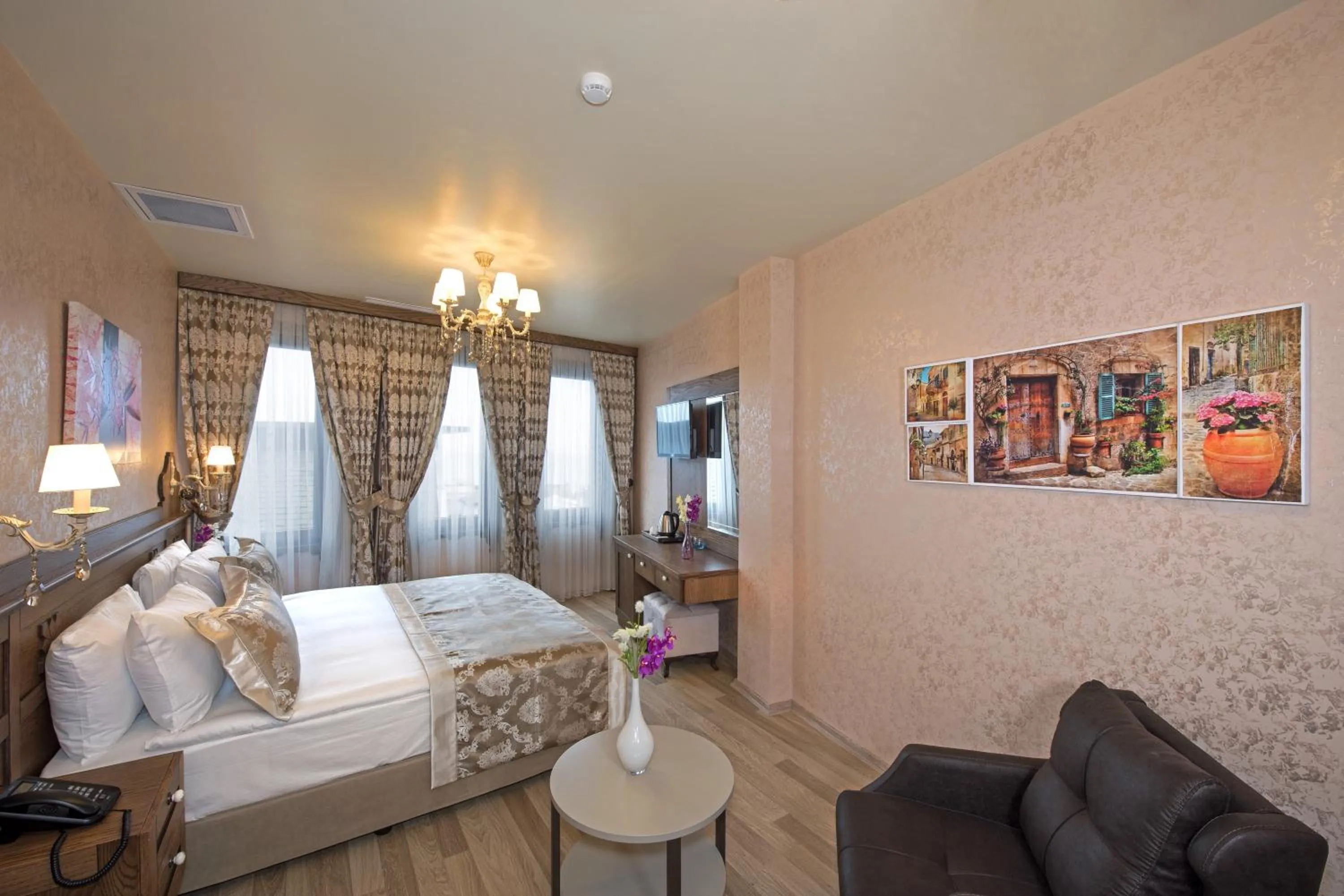 Photo of the whole room, Bed in Perapolis Hotel