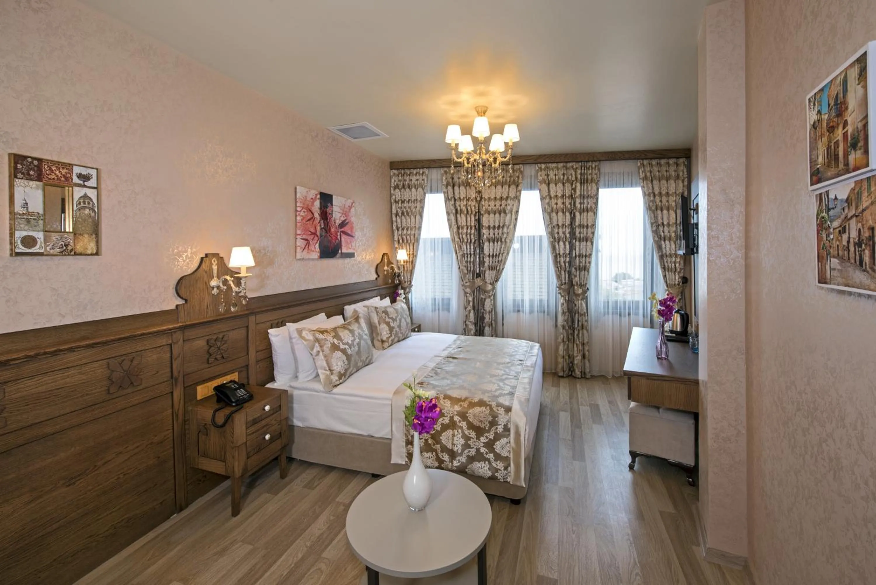 Photo of the whole room, Bed in Perapolis Hotel