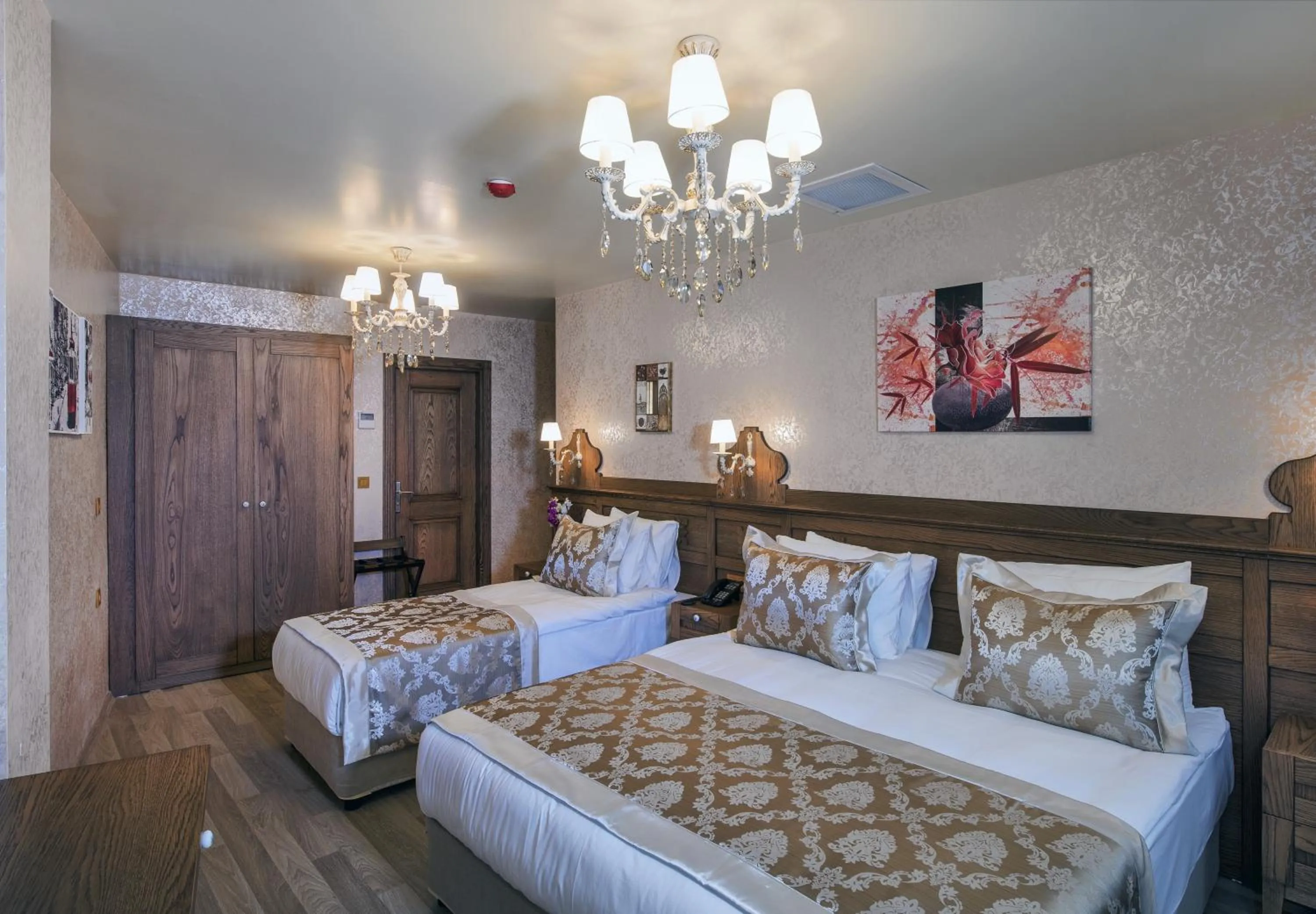 Photo of the whole room, Bed in Perapolis Hotel