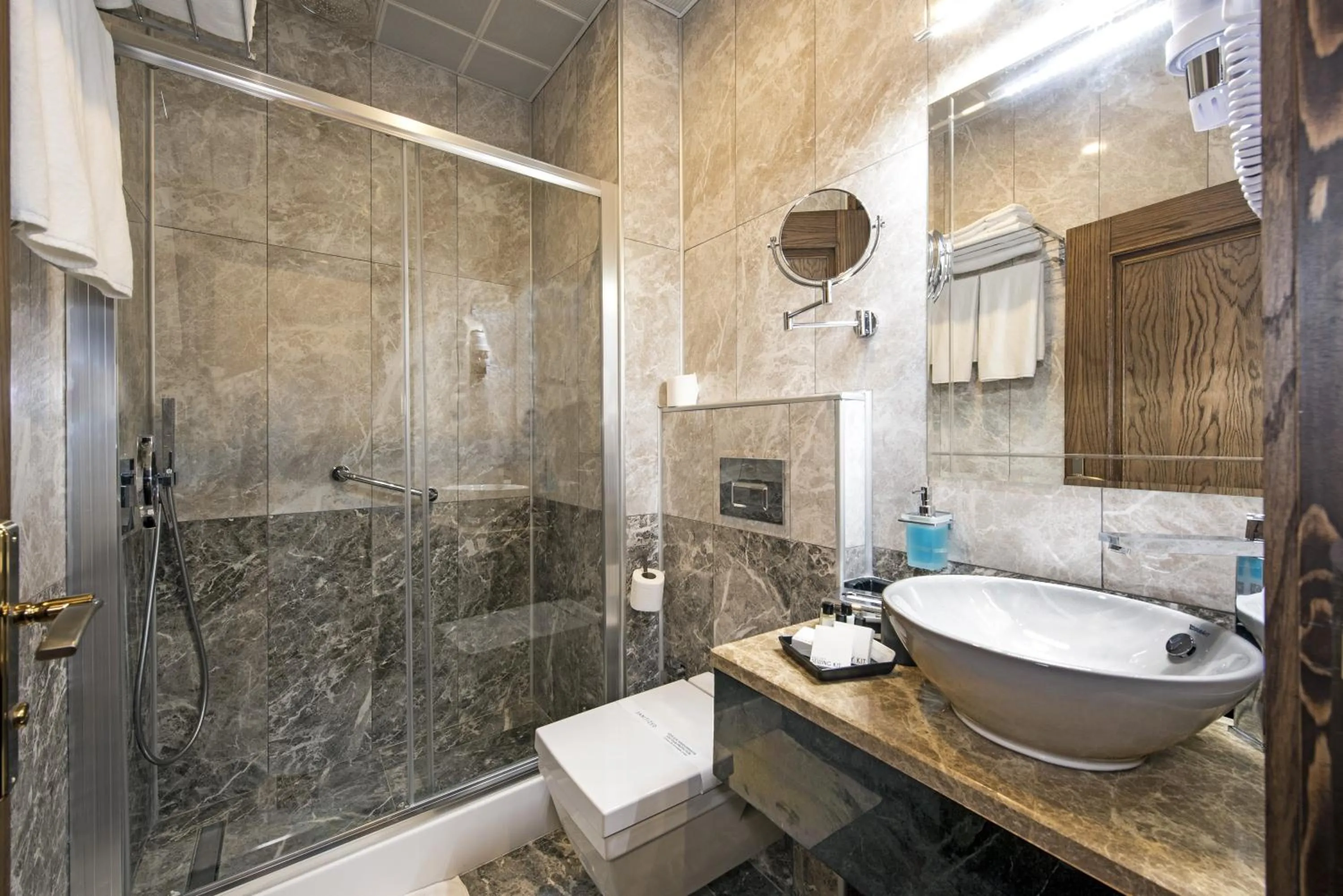 Shower in Perapolis Hotel