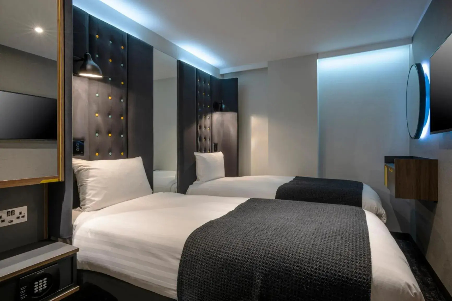 Cozy Twin Room no Window in Point A Hotel London Paddington Cozy Twin Room no Window in Point A Hotel London Paddington