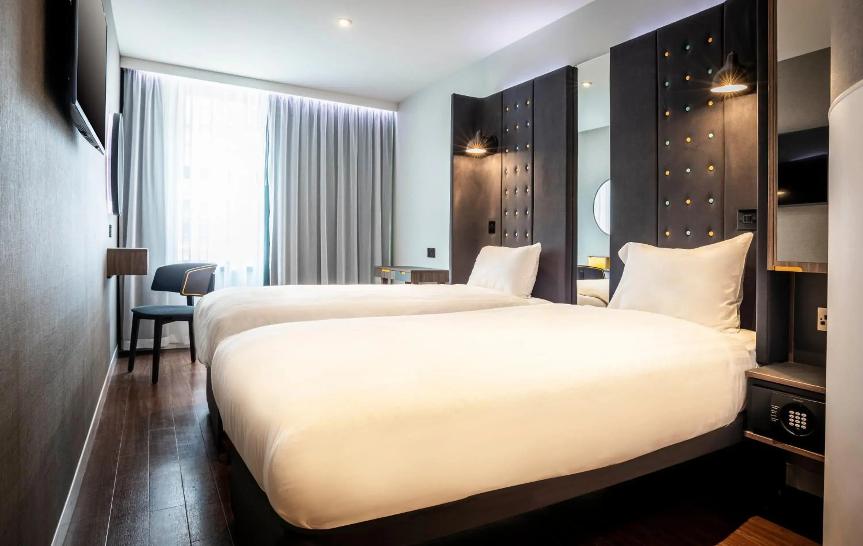 Cozy Twin Room with Window in Point A Hotel London Paddington Cozy Twin Room with Window in Point A Hotel London Paddington