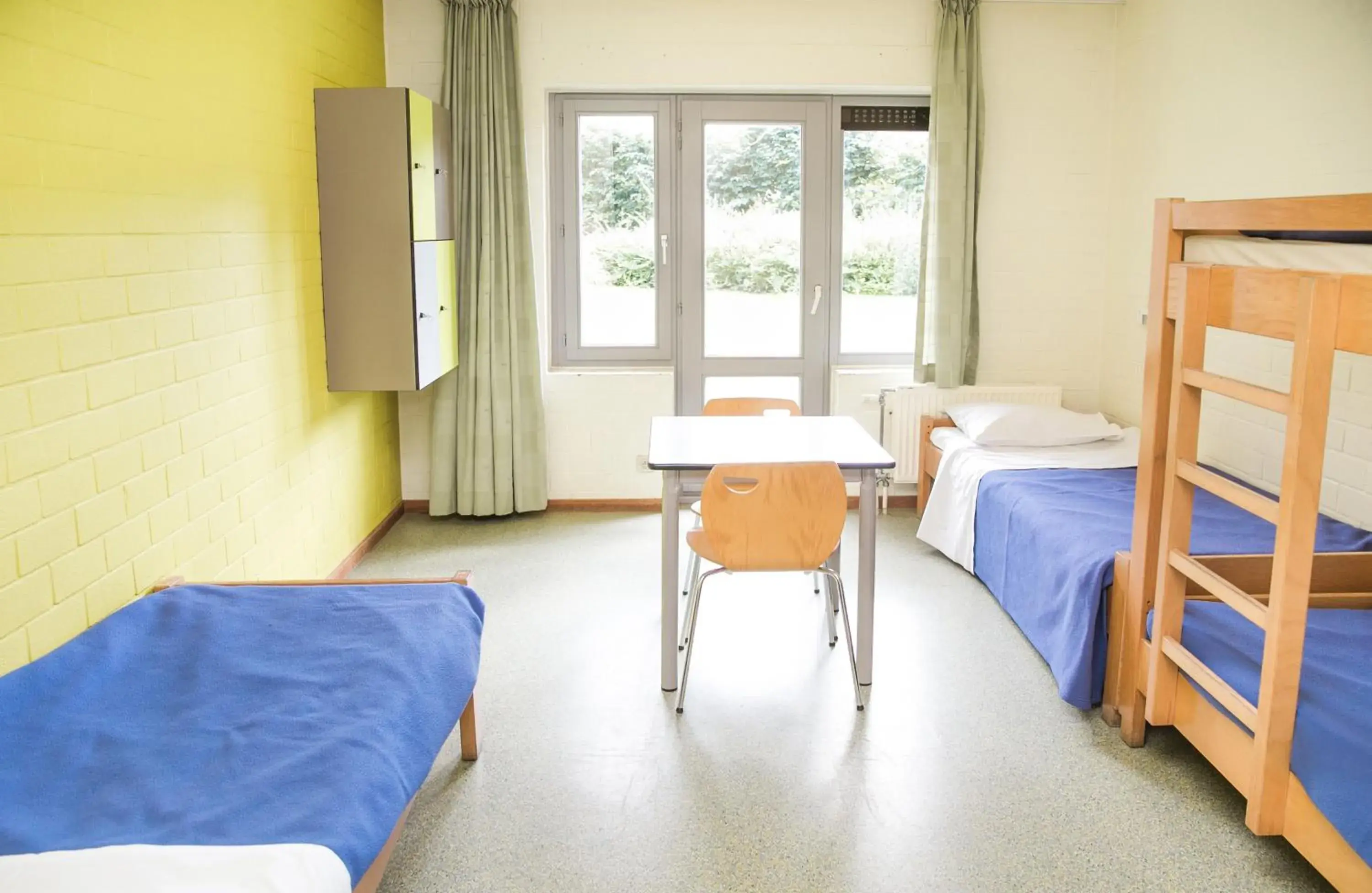 Quadruple Room with Private Bathroom in Hostel Europa Quadruple Room with Private Bathroom in Hostel Europa