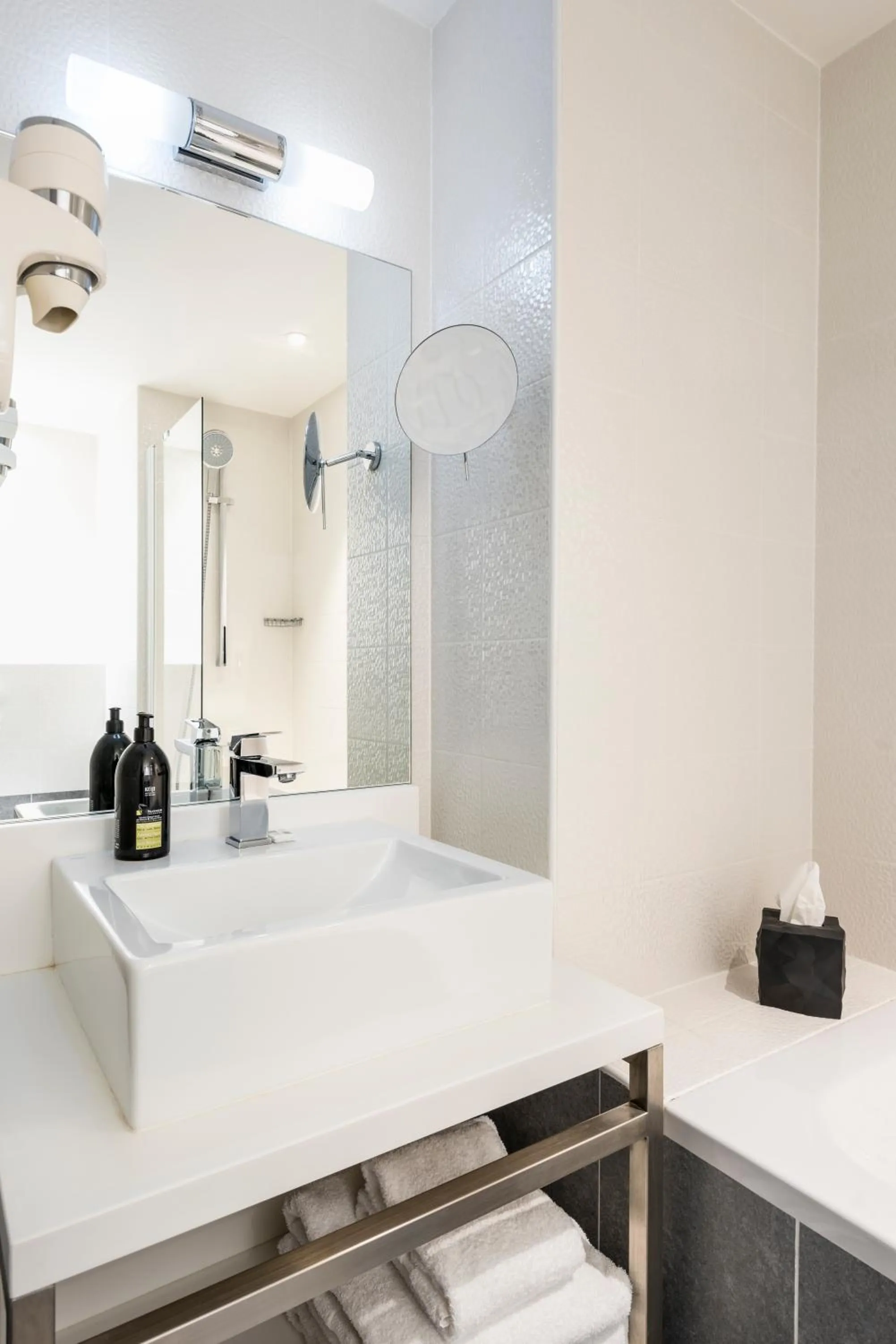 Bathroom in Adagio Paris 19ème Cité de la Musique