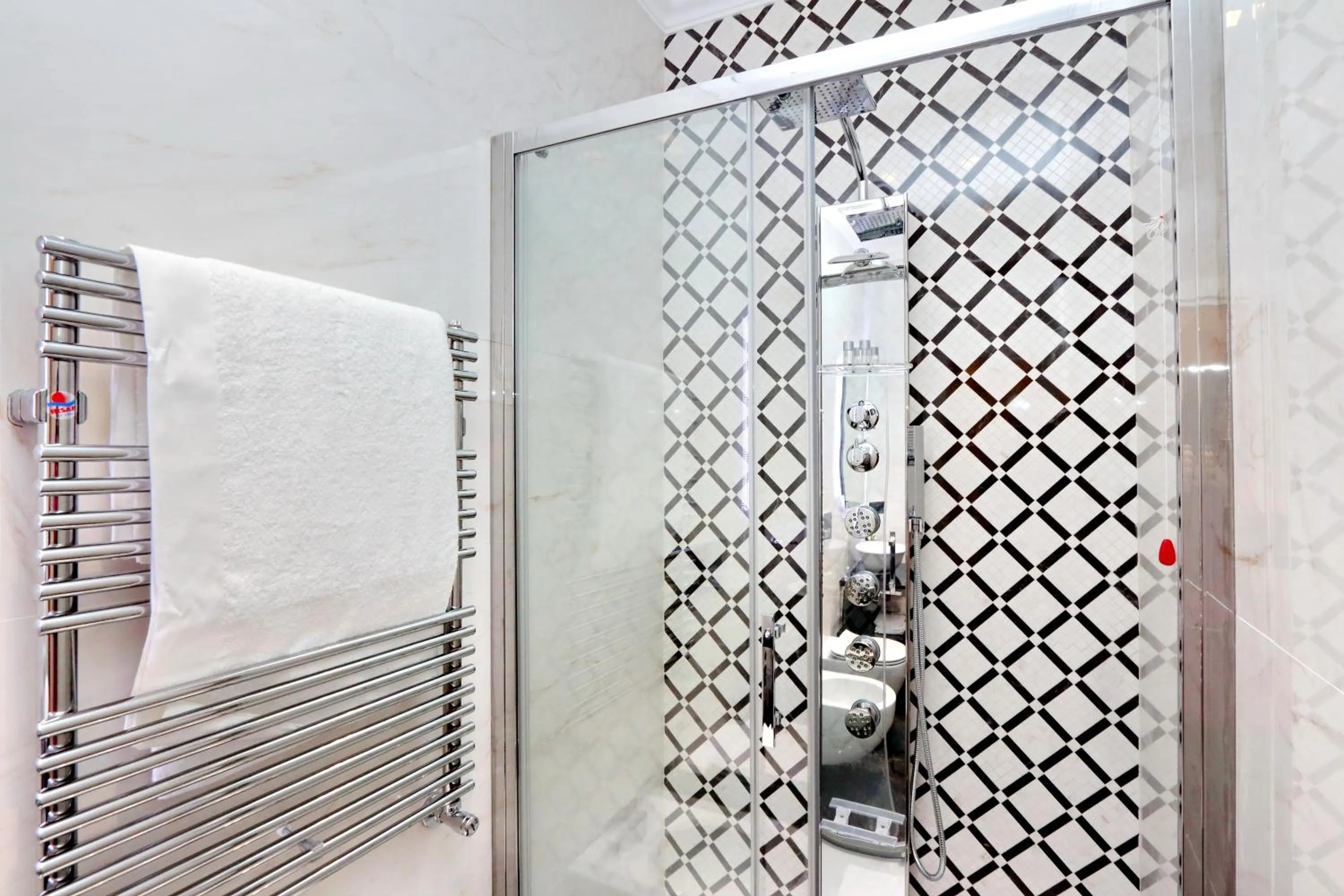 Shower in BQ House COLOSSEUM Luxury Rooms