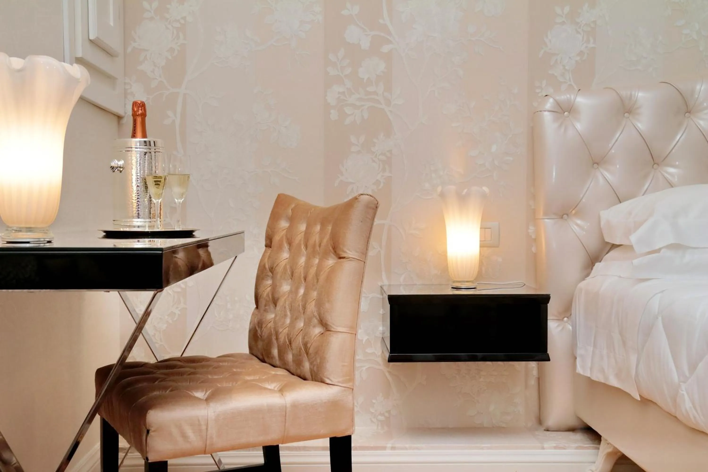 Bed in BQ House COLOSSEUM Luxury Rooms