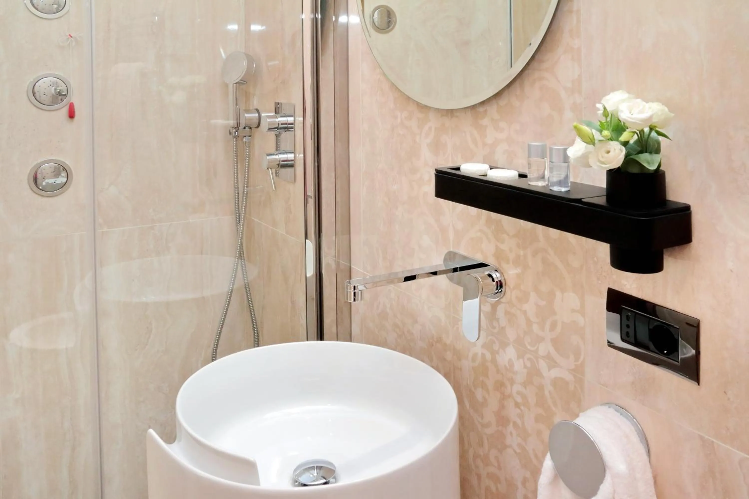 Shower in BQ House COLOSSEUM Luxury Rooms