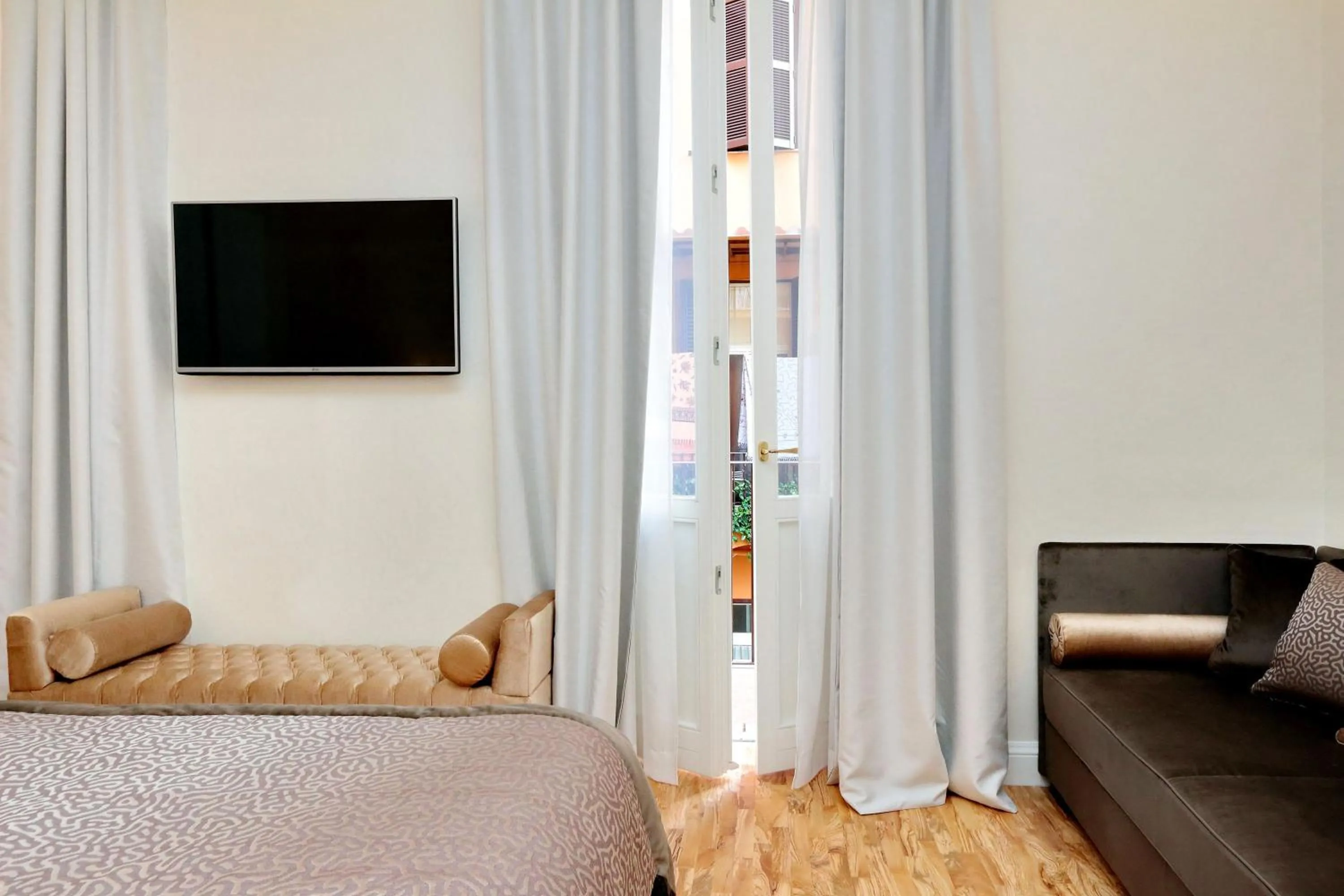 Bed in BQ House COLOSSEUM Luxury Rooms