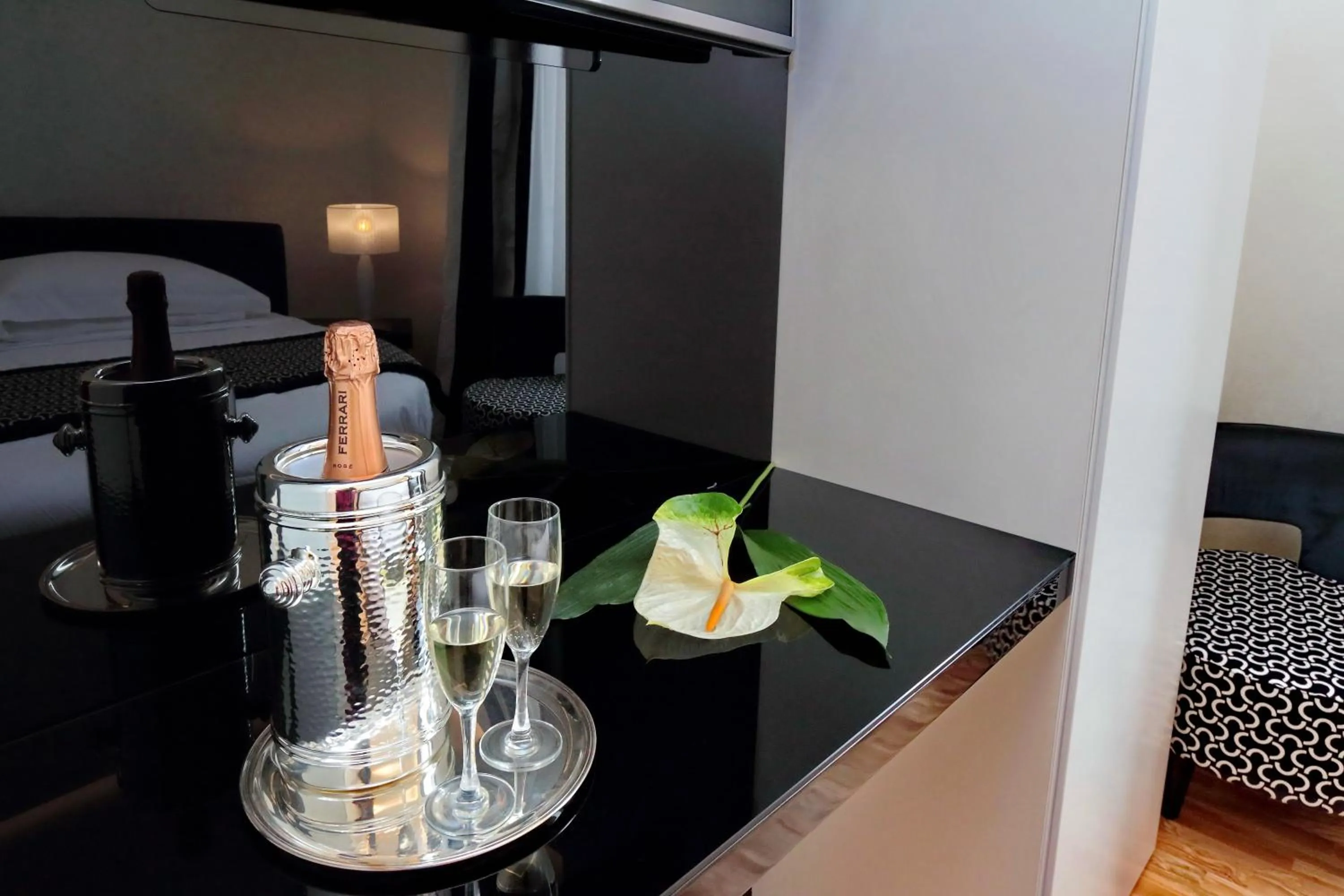 Food and drinks in BQ House COLOSSEUM Luxury Rooms