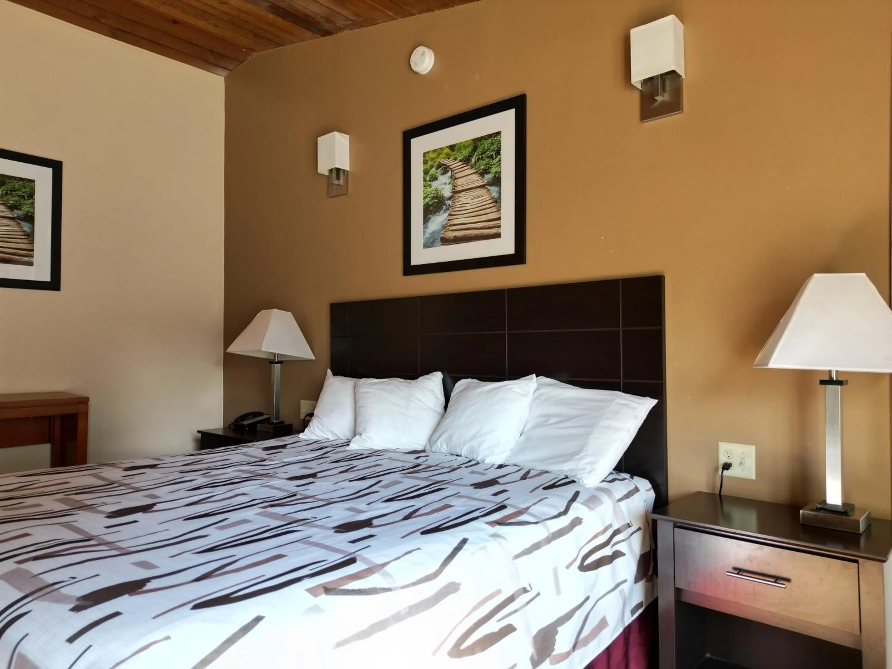 Property building, Bed in The Putney Inn