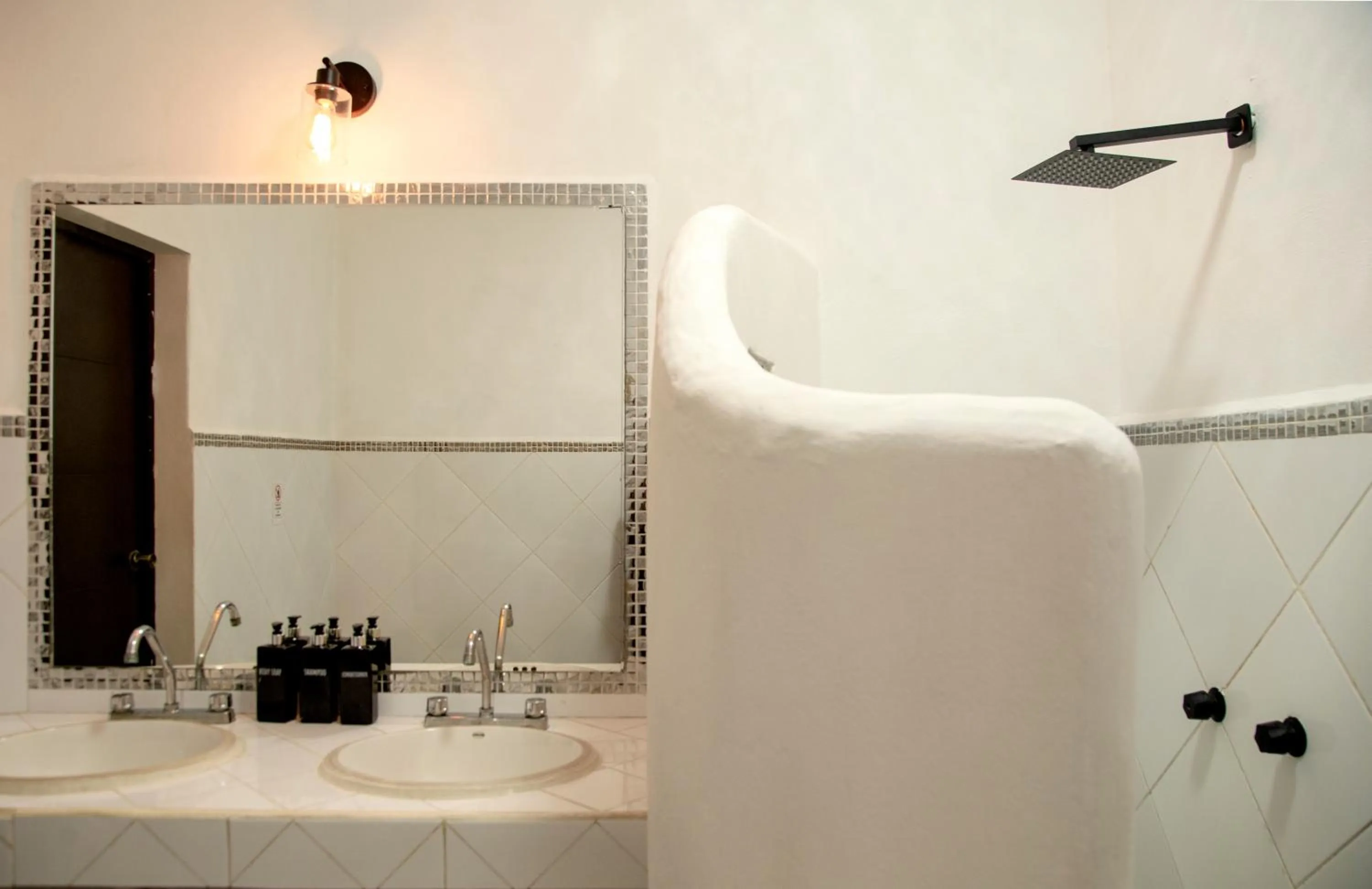 Shower in Sonido del mar Hotel Boutique & Yoga Loft