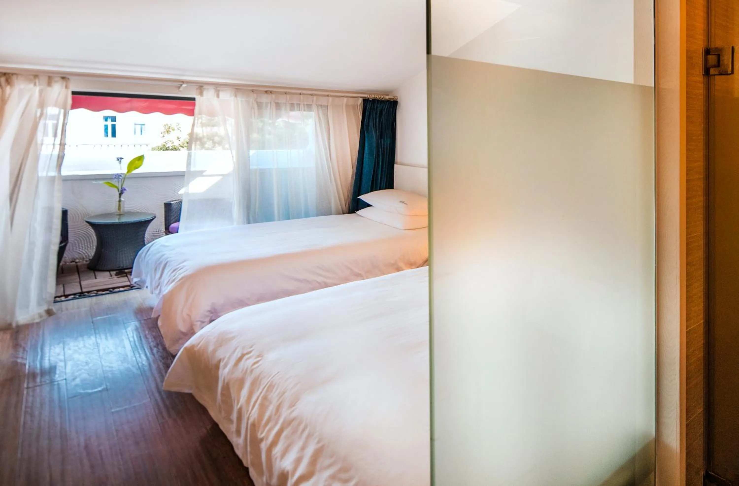 Bedroom, Bed in Xiamen Gulangyu Heitan Hotel