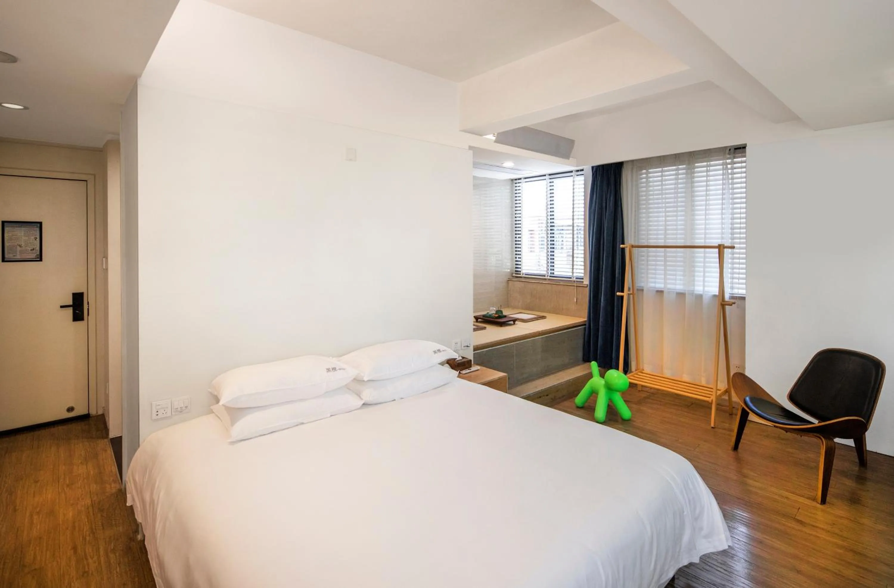 Bedroom, Bed in Xiamen Gulangyu Heitan Hotel