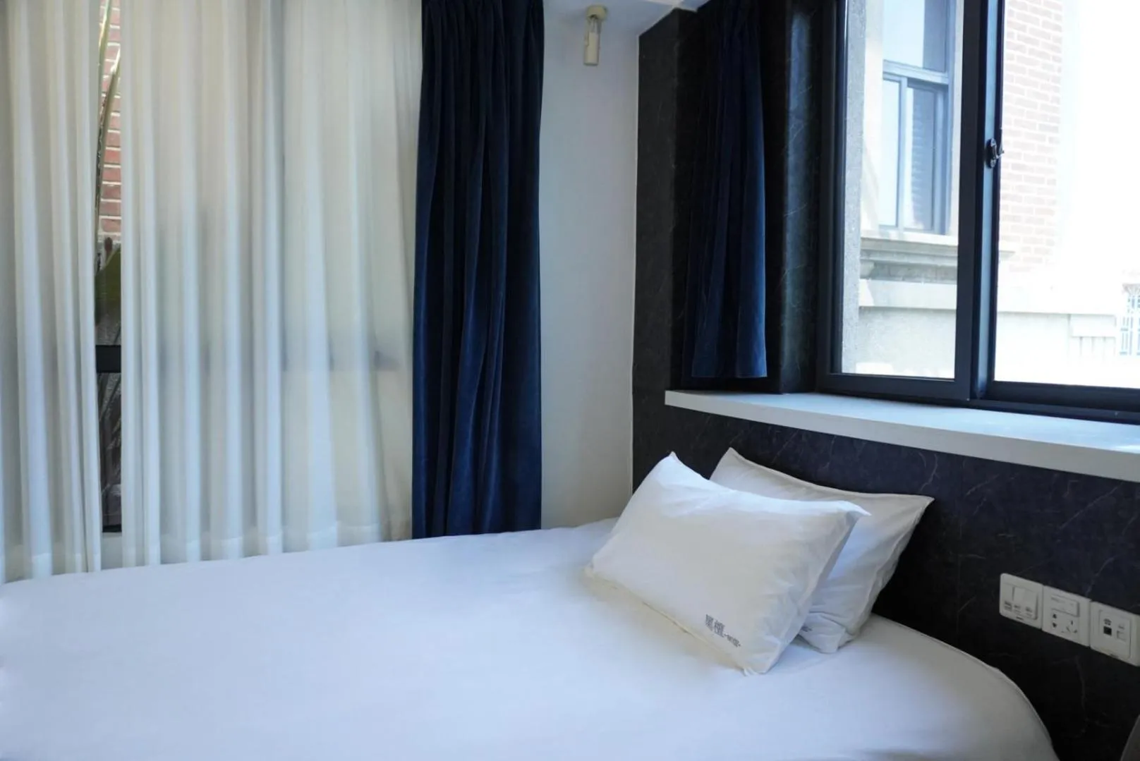 Bedroom, Bed in Xiamen Gulangyu Heitan Hotel