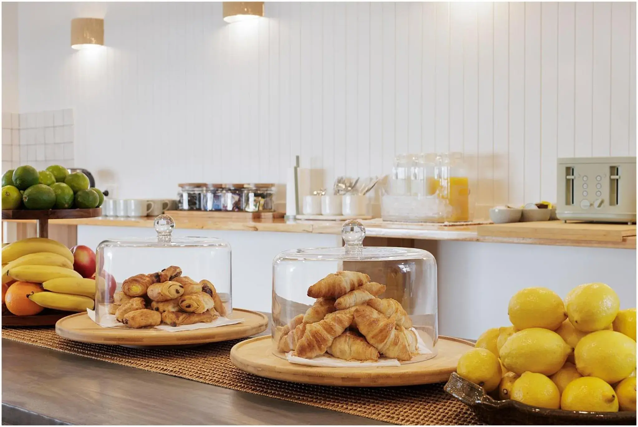 Deluxe Queen Room in South Pacific Palms Motor Inn Deluxe Queen Room in South Pacific Palms Motor Inn