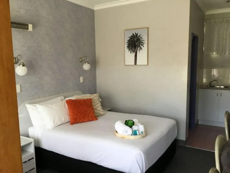 Bed in South Pacific Palms Motor Inn