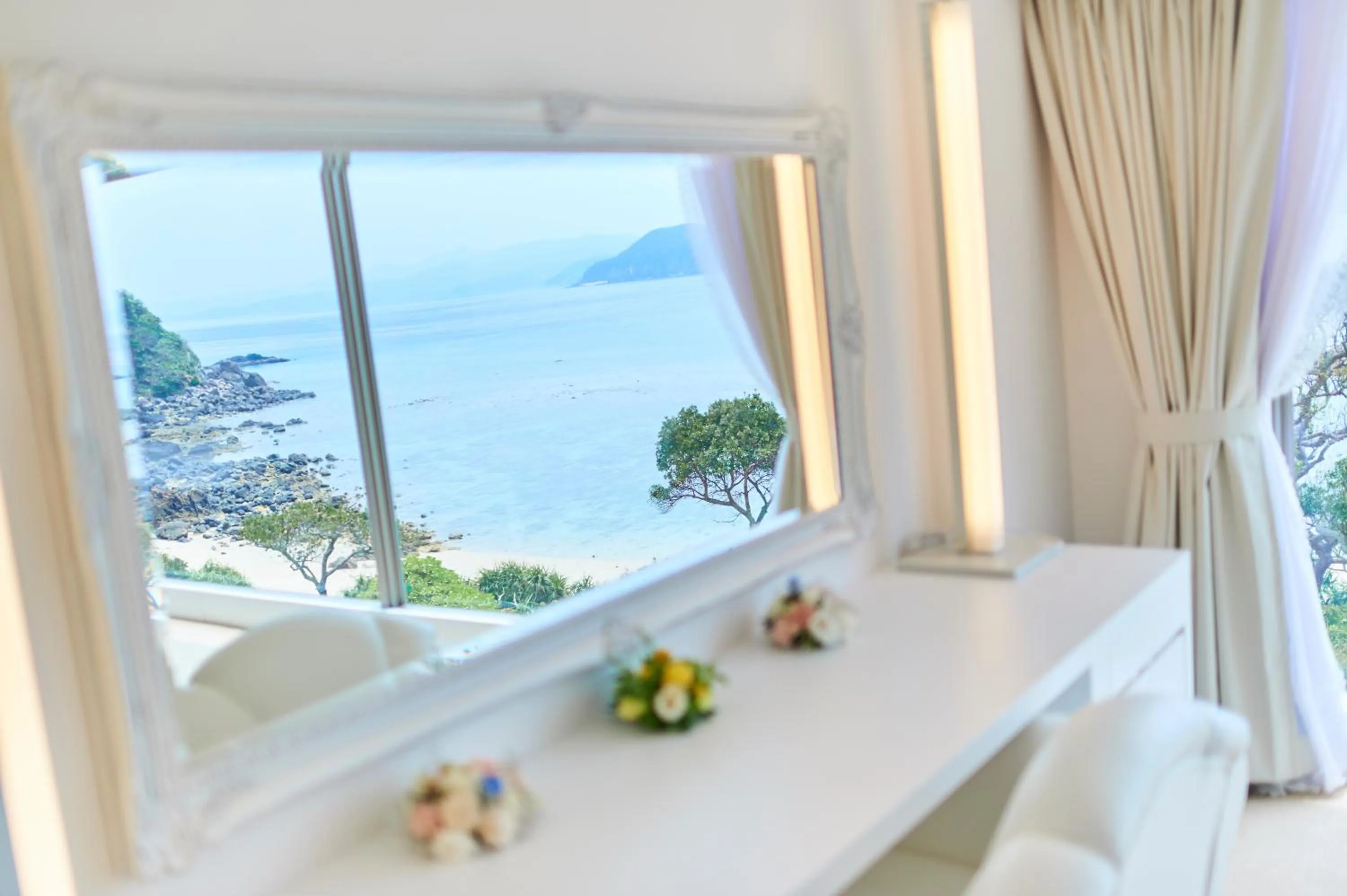 Sea view, Bed in Hotel The Scene