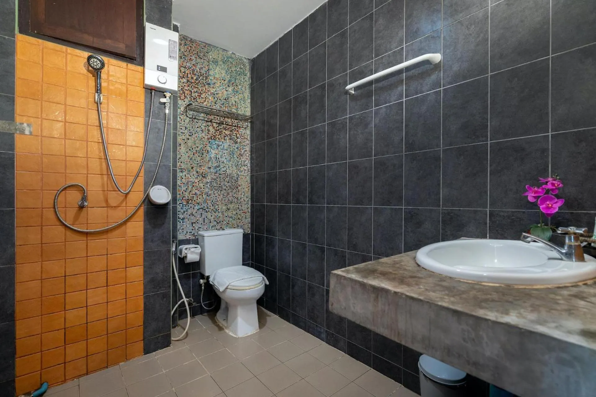 Shower in SawasdeeCiao Patong Guesthouse