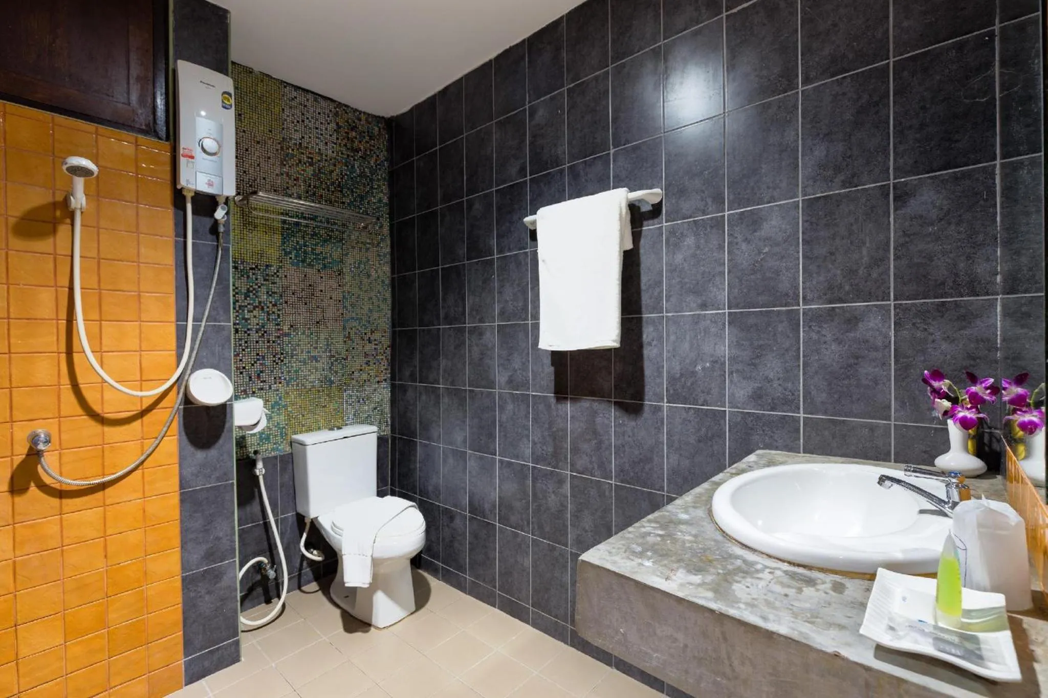 Shower in SawasdeeCiao Patong Guesthouse