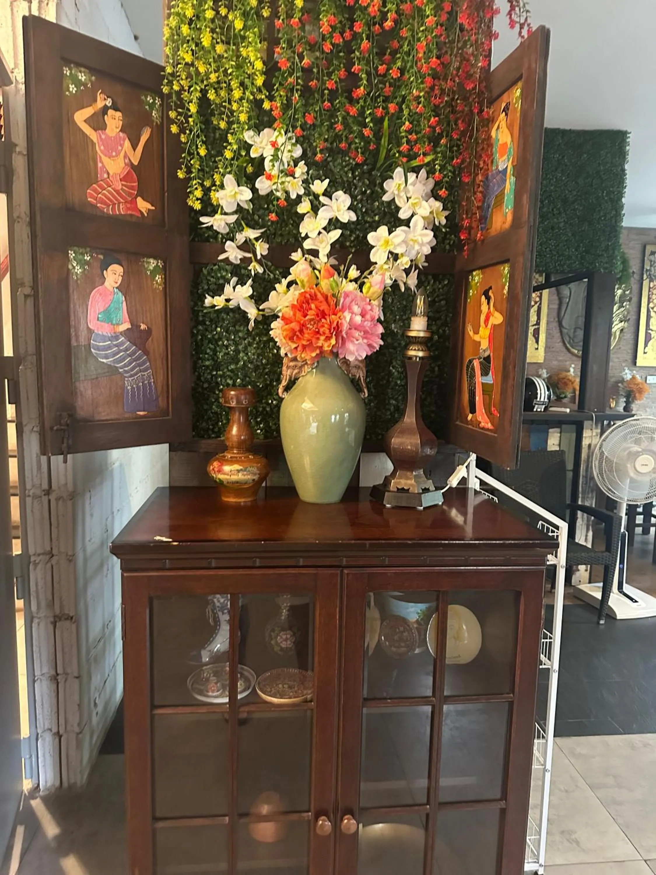 Communal lounge/ TV room in SawasdeeCiao Patong Guesthouse