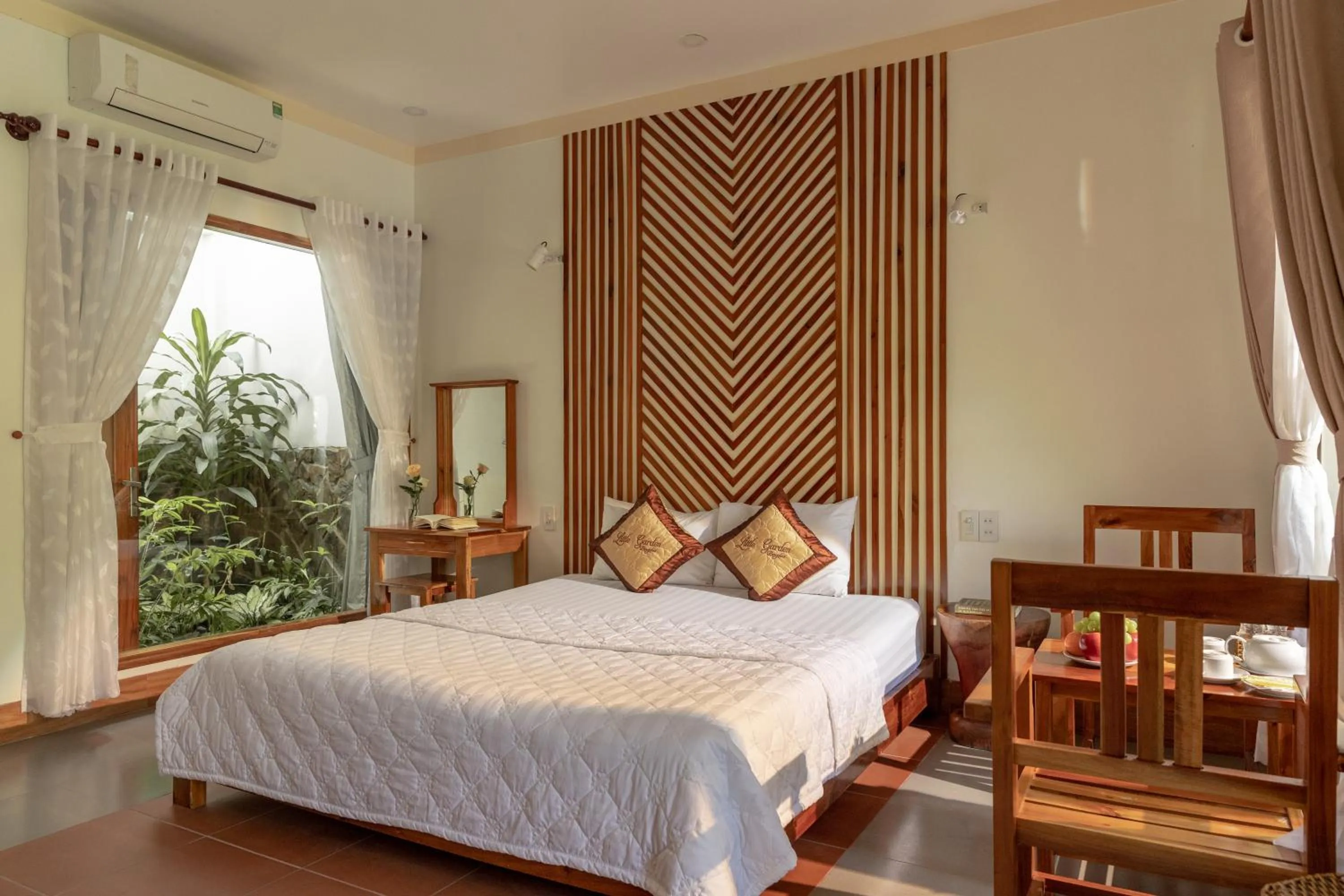 Bedroom, Bed in Little Garden Bungalow