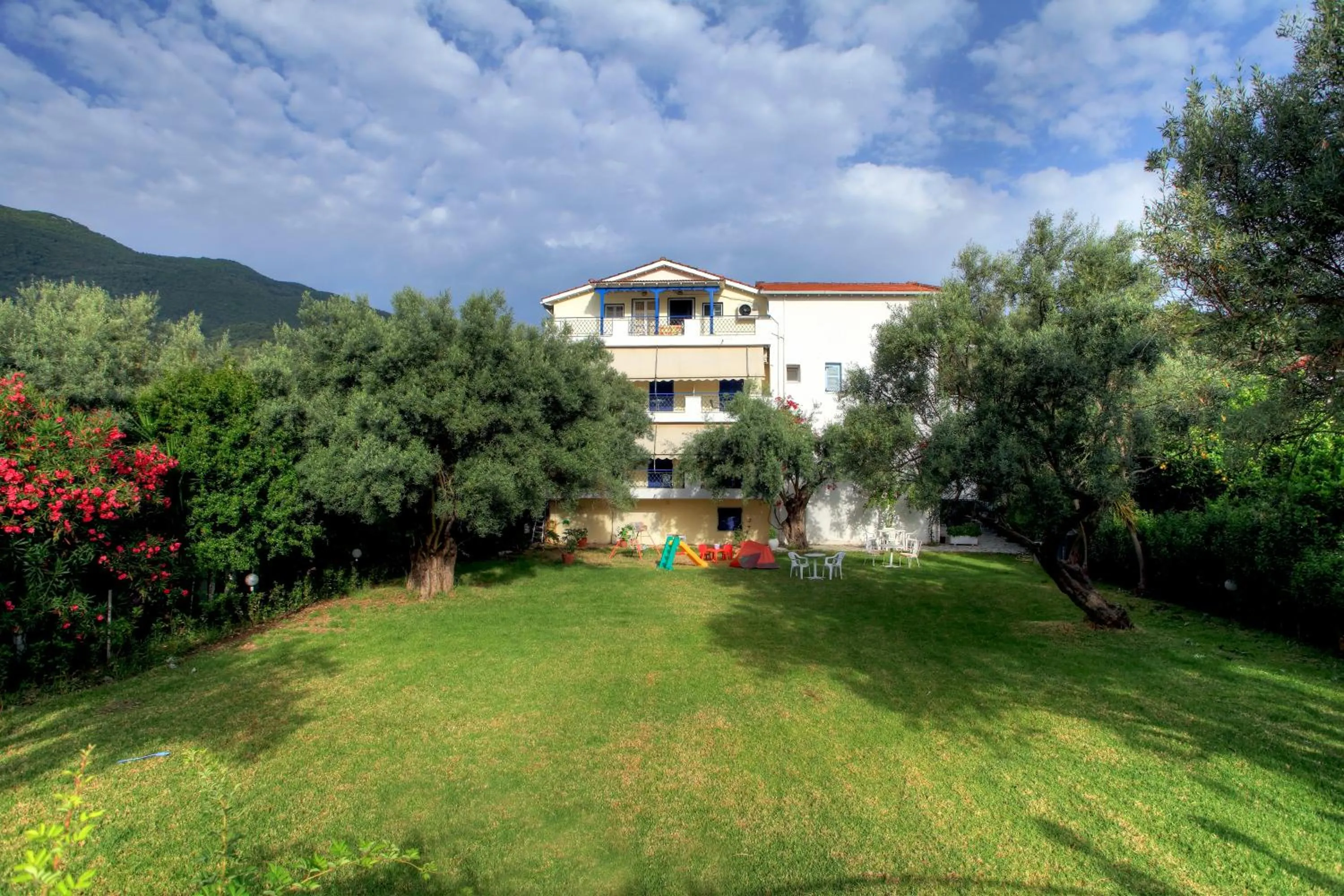 Garden in Apartments Filoxenia Zois