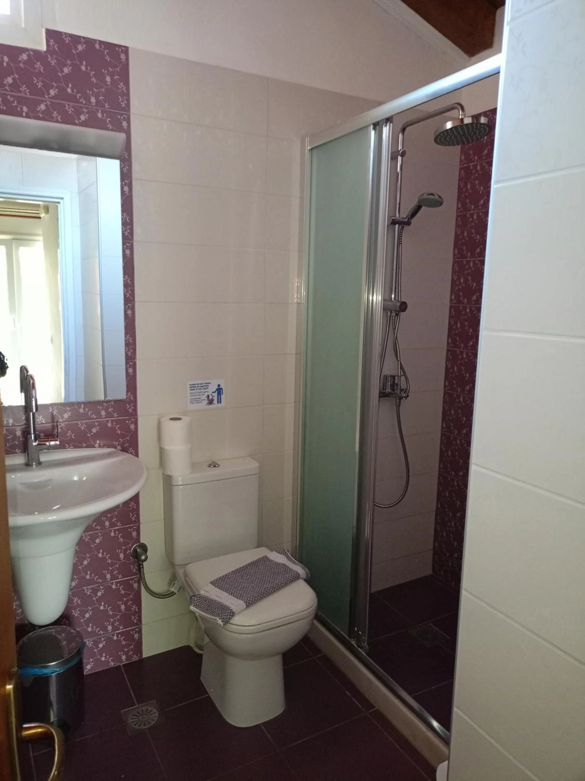 Bathroom in Apartments Filoxenia Zois