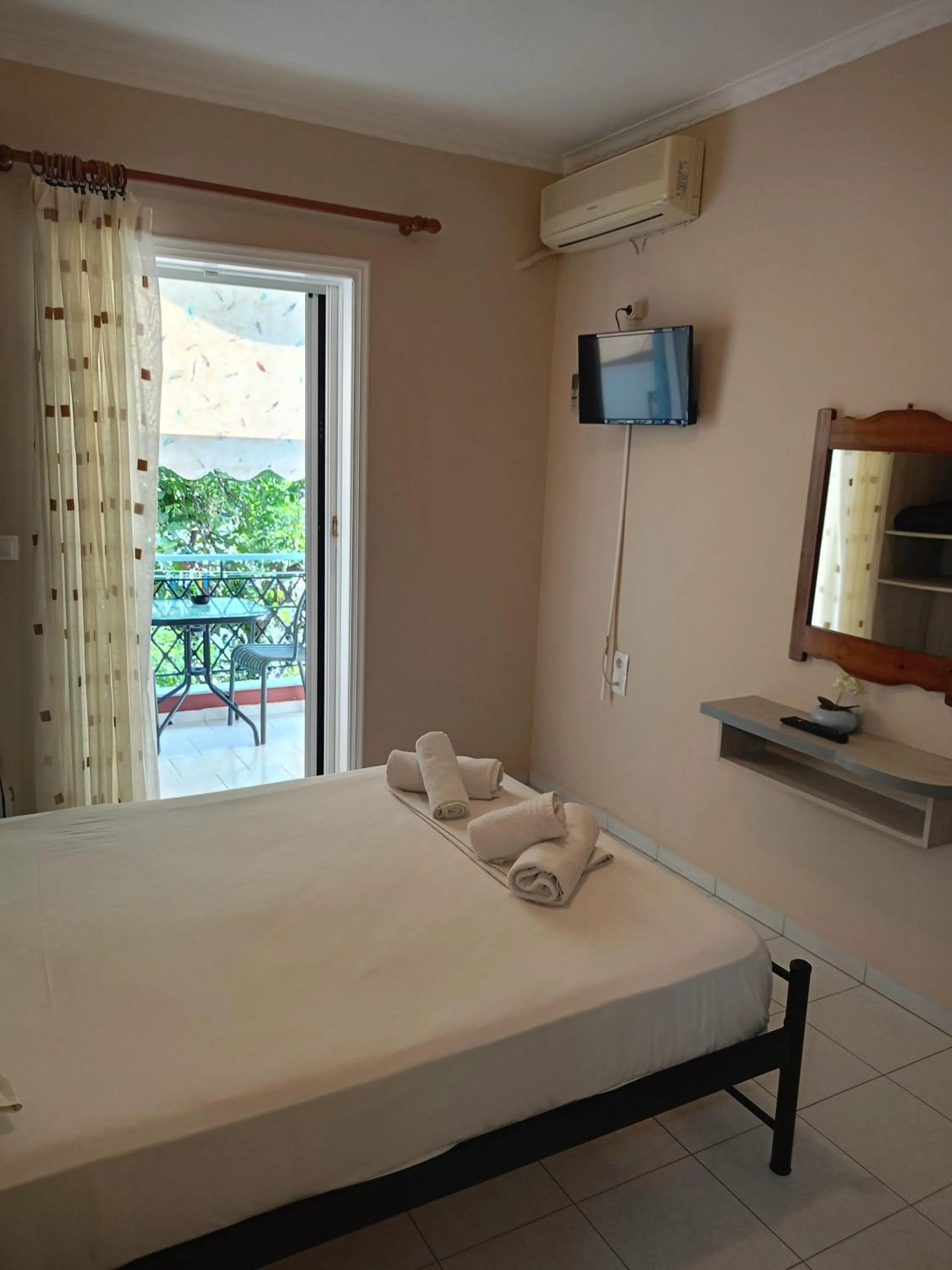 Photo of the whole room, Bed in Apartments Filoxenia Zois