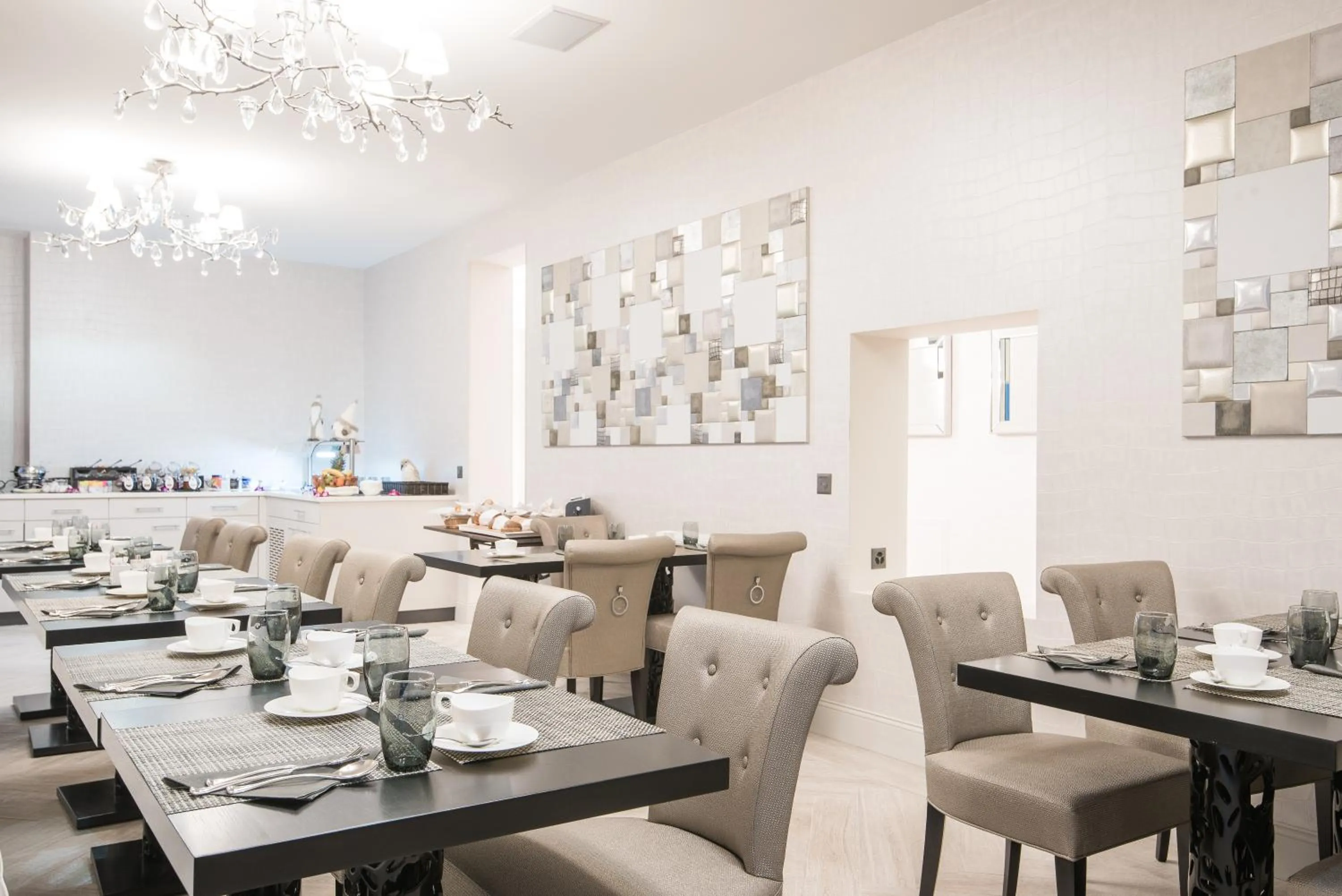 Buffet breakfast in Hôtel Le White - Le 42 Restaurant