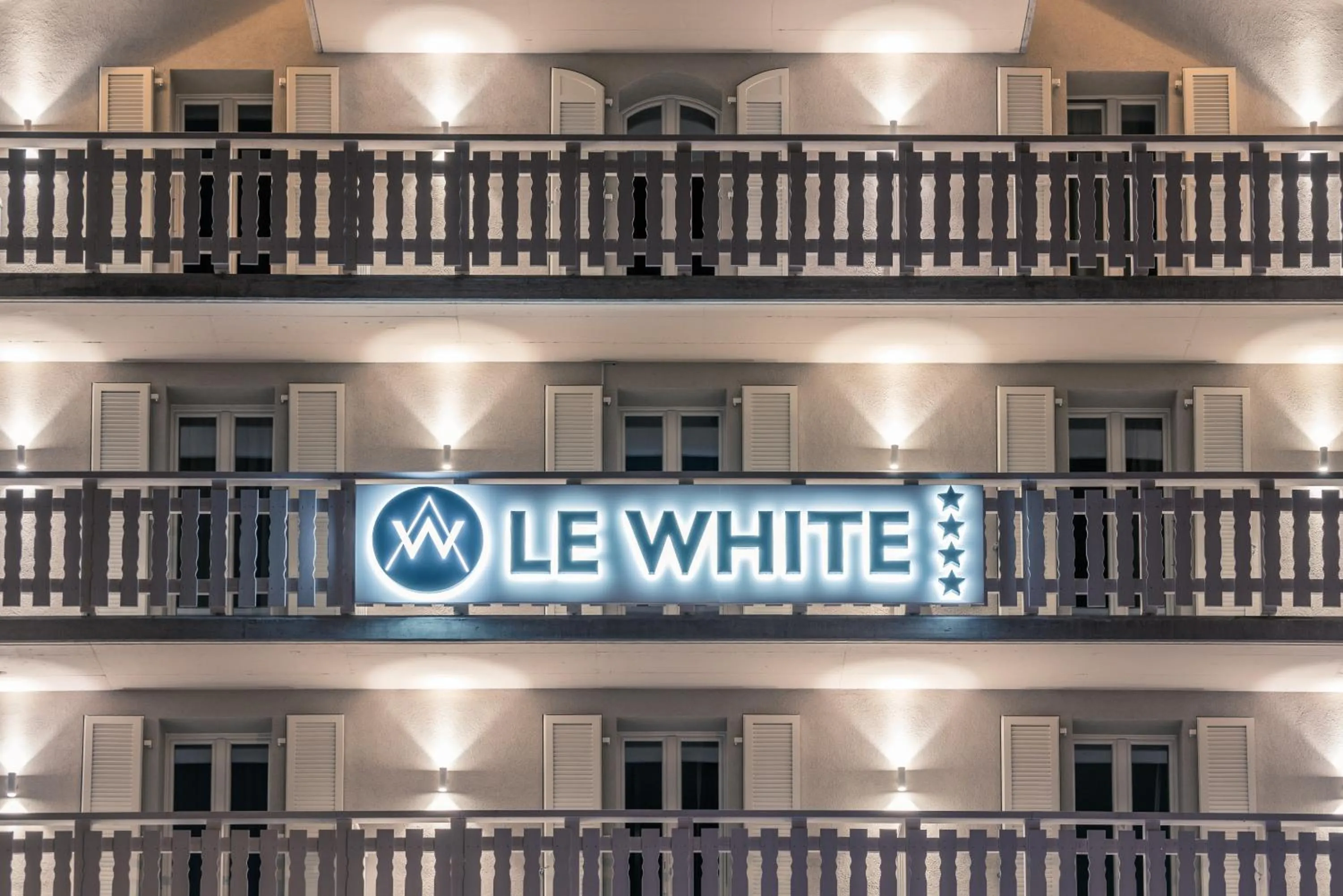 Property building in Hôtel Le White - Le 42 Restaurant