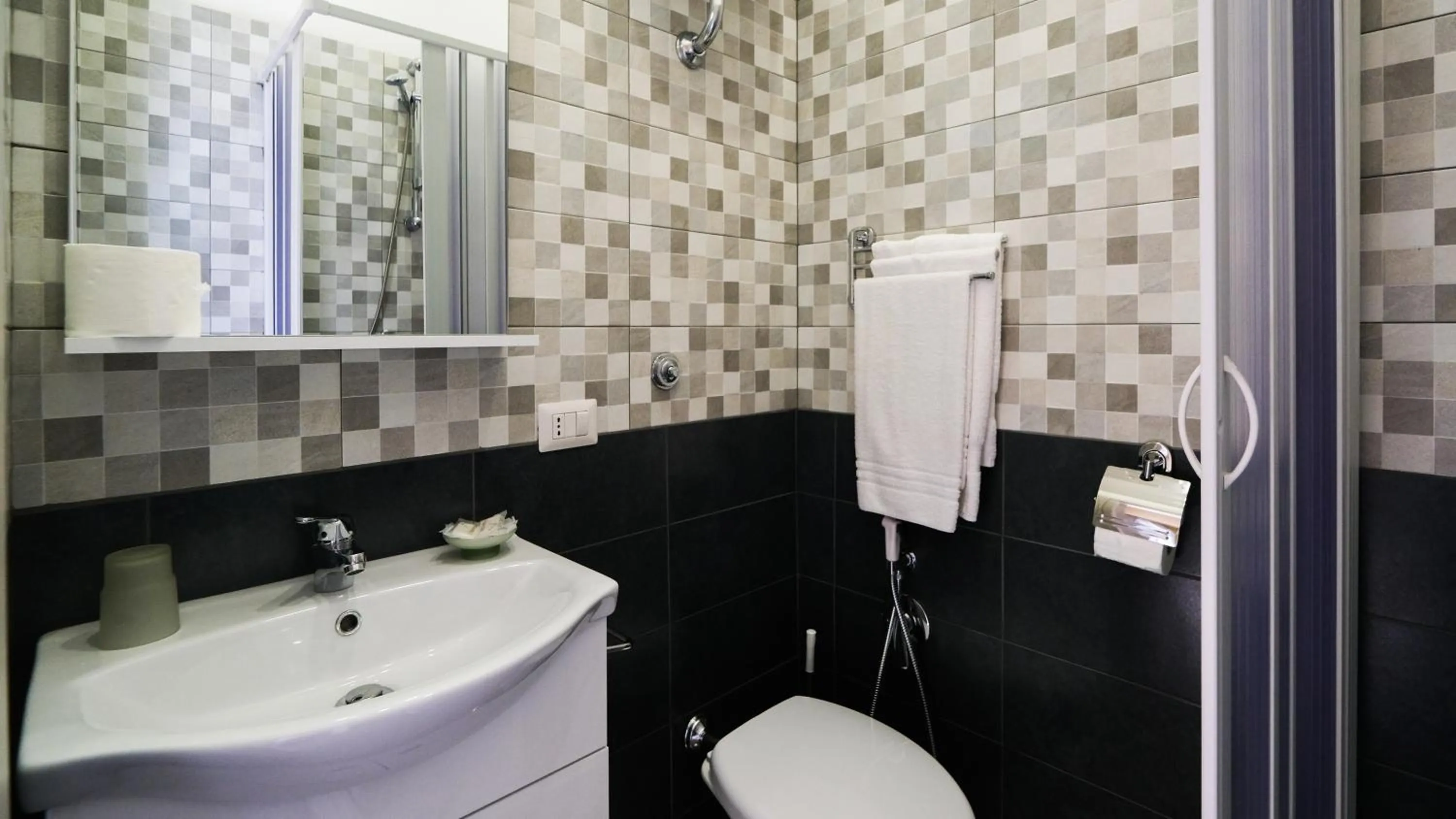 Shower in Royal Dante