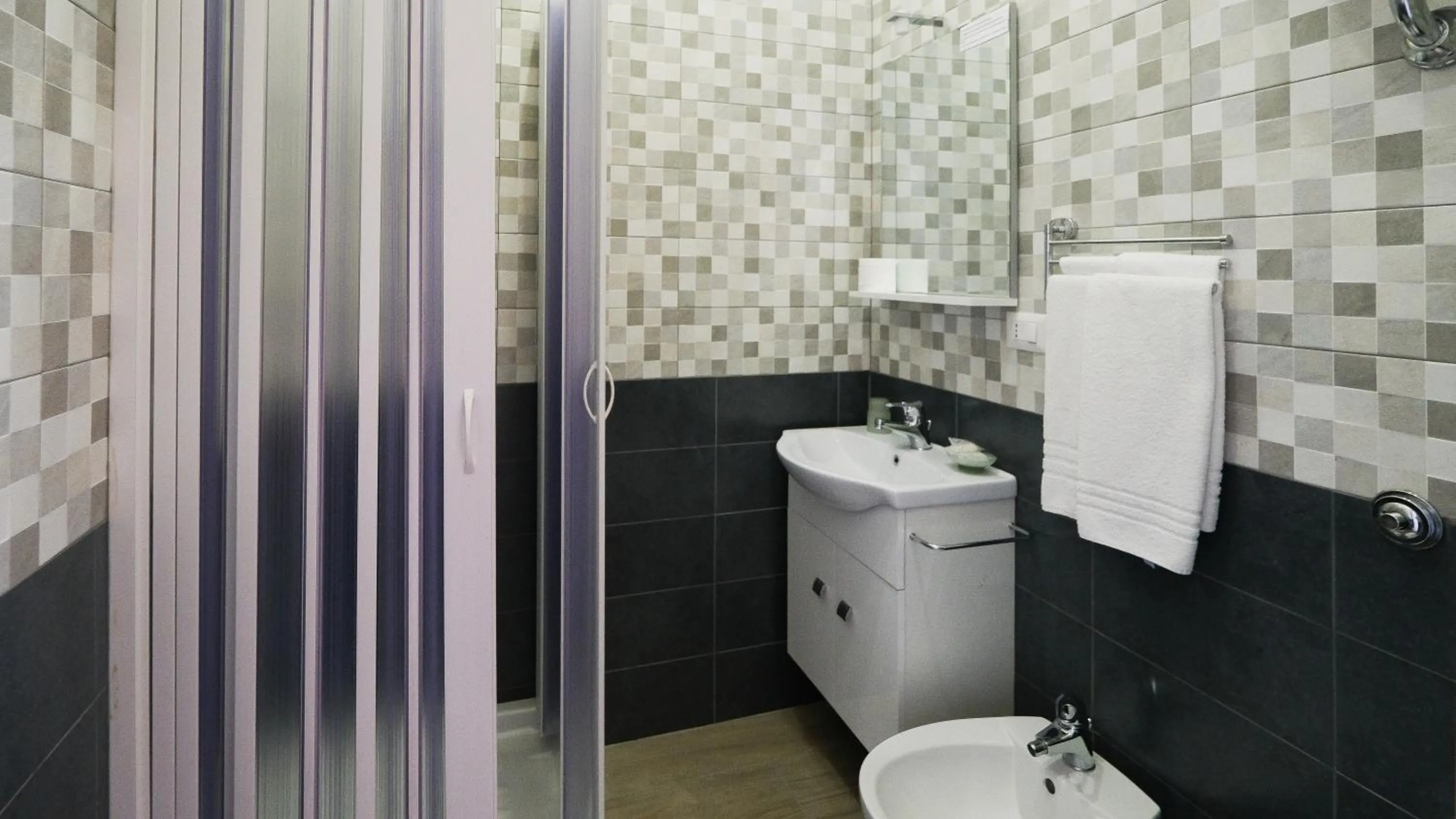 Shower in Royal Dante