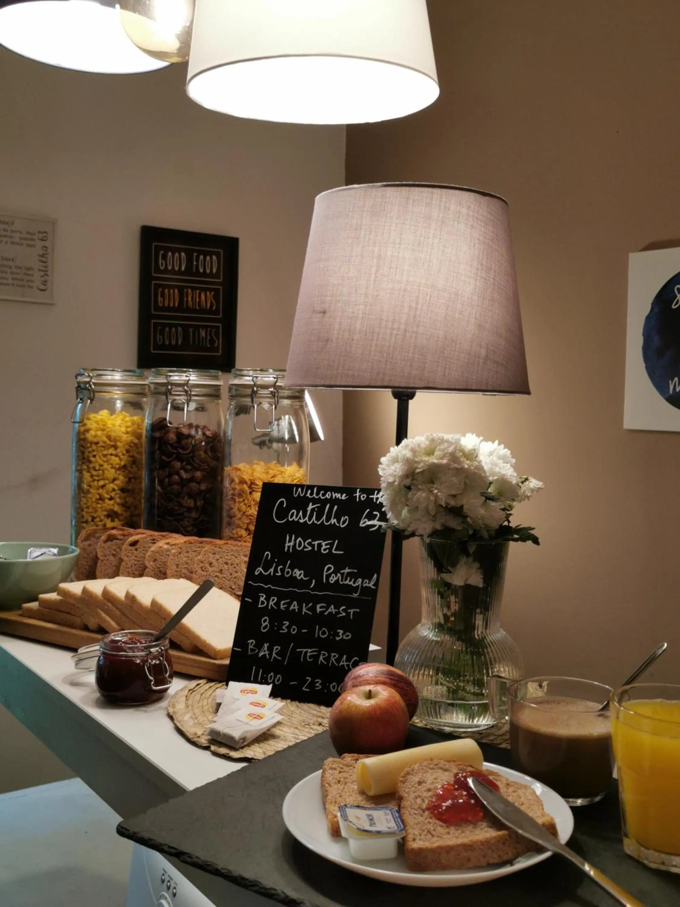 Food and drinks in Castilho 63 Hostel & Suites