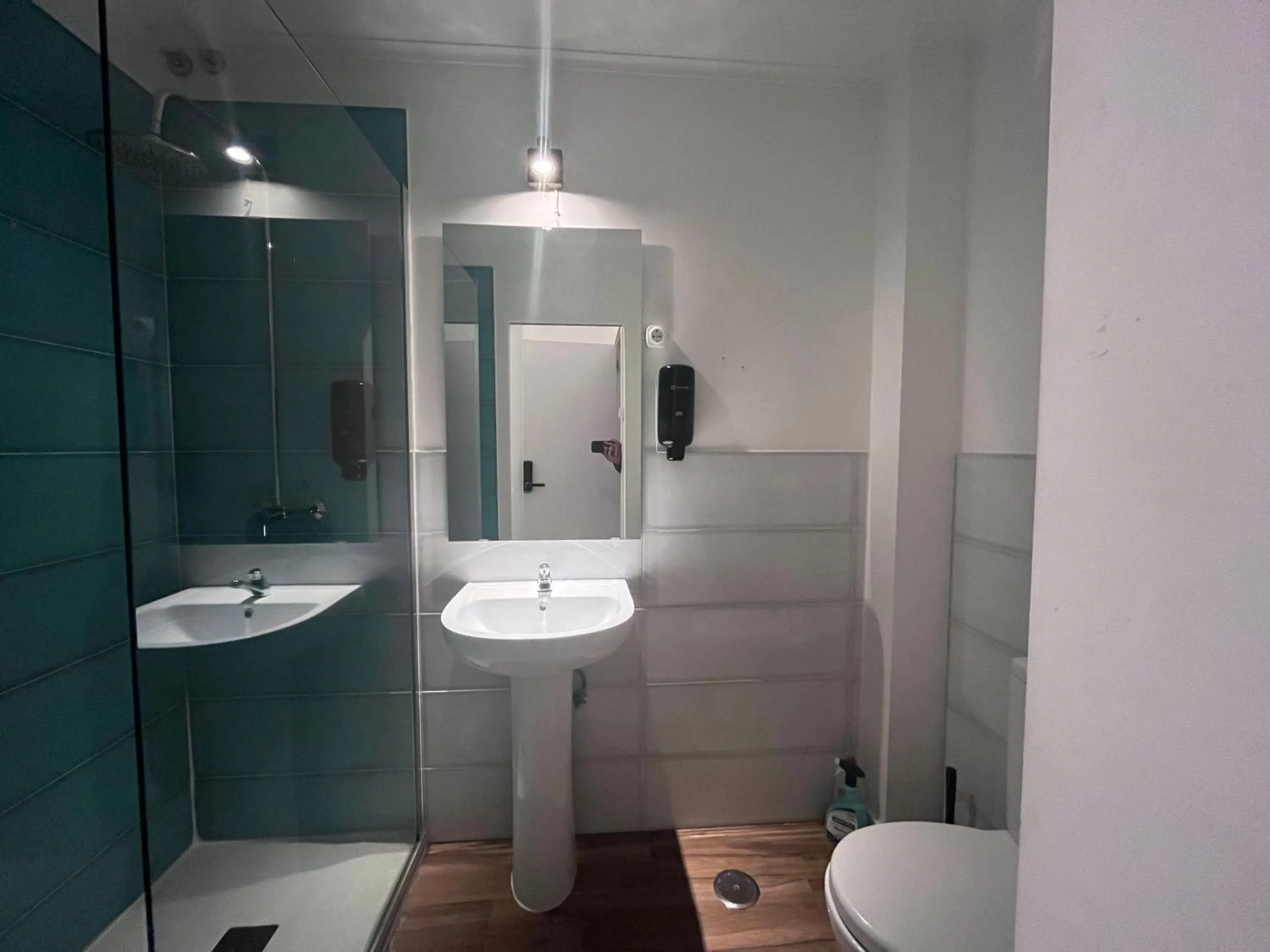 Shower in Castilho 63 Hostel & Suites