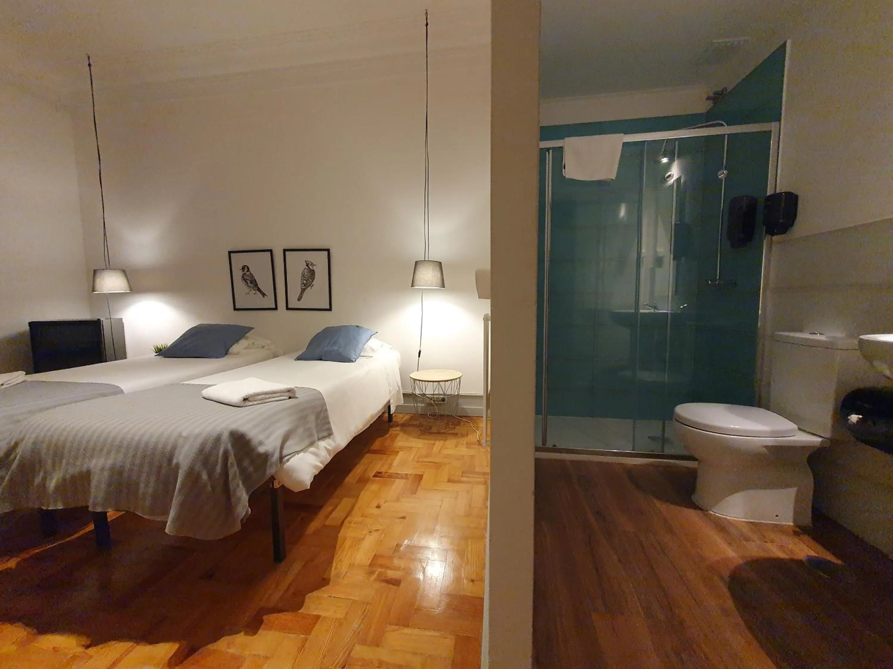Shower, Bed in Castilho 63 Hostel & Suites