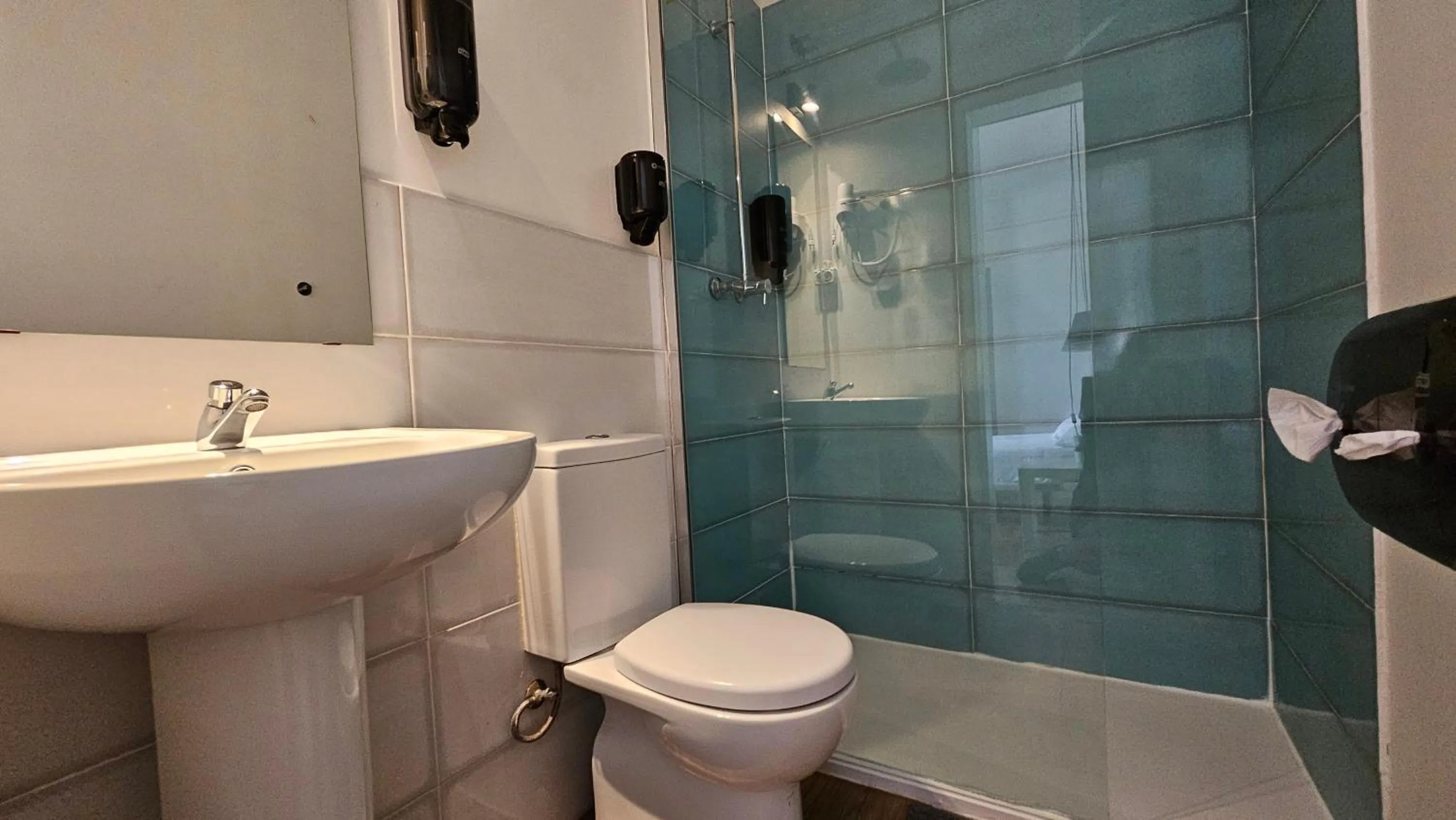 Shower in Castilho 63 Hostel & Suites