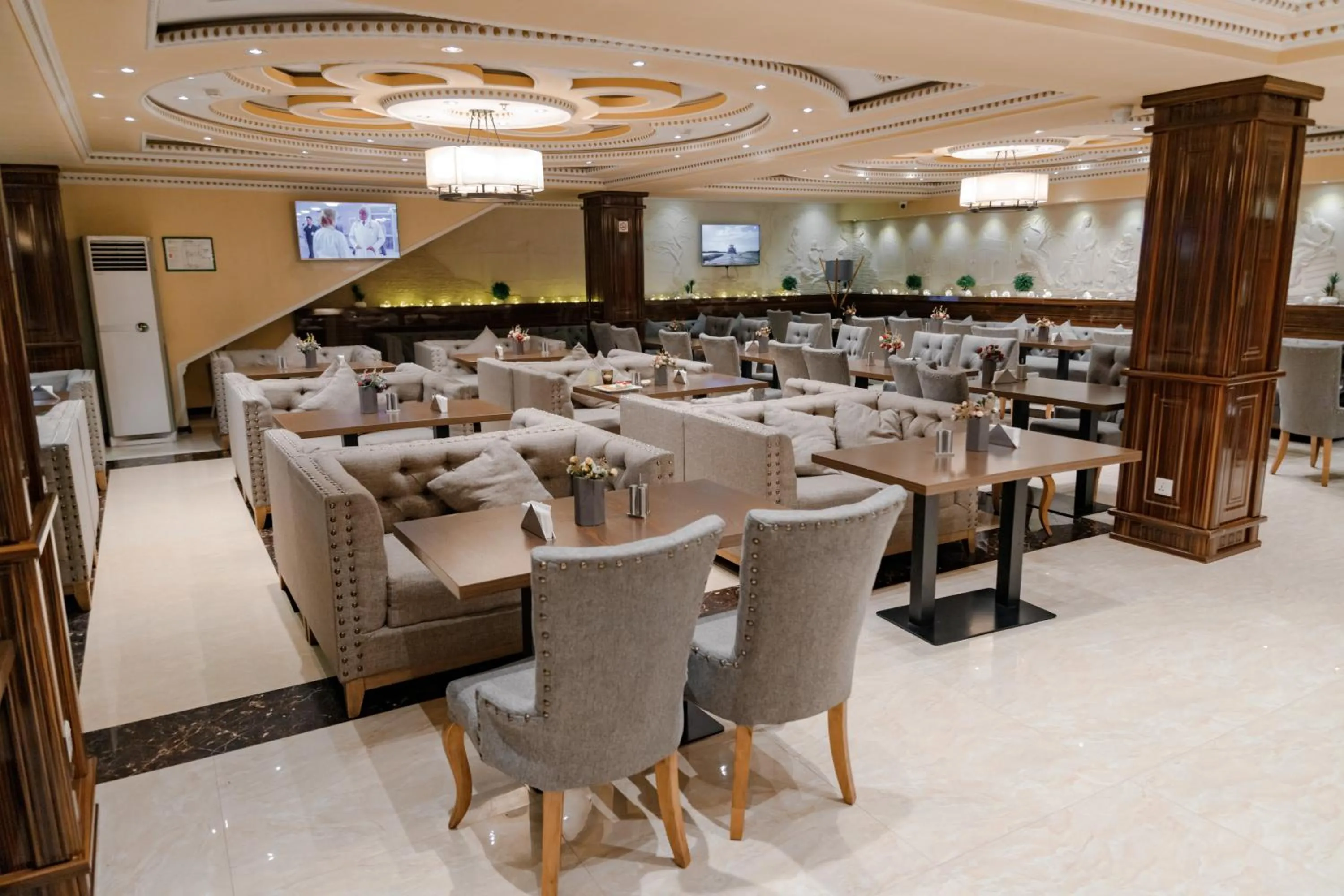 Restaurant/places to eat in Hotel Atlas