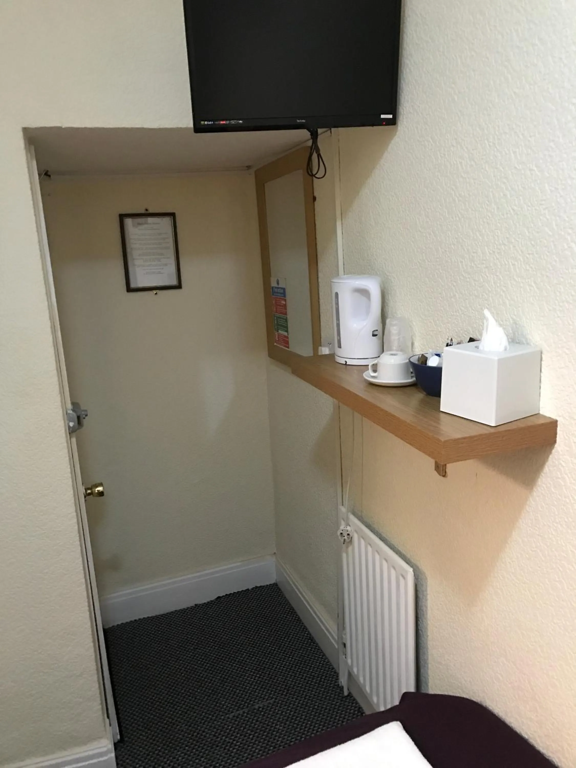 Photo of the whole room, TV/Entertainment Center in Oasis