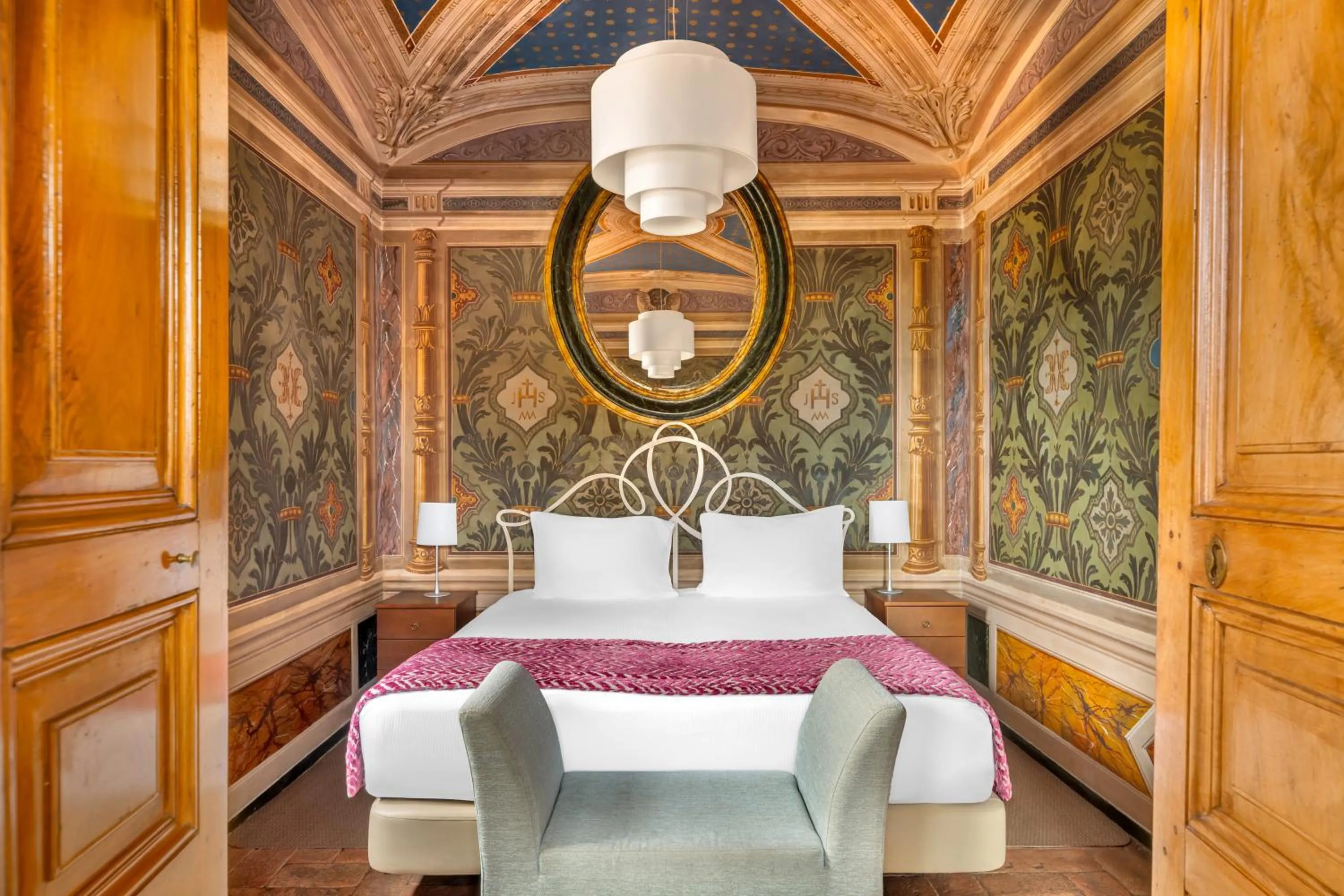 Bed in Palazzo Catalani Resort