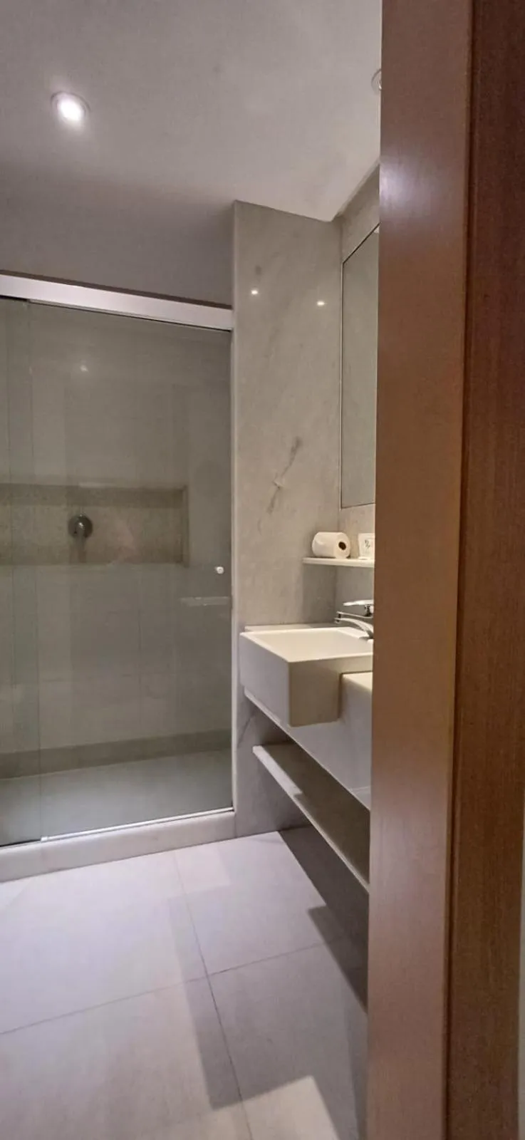 Shower in Hotel Atlântico Tower