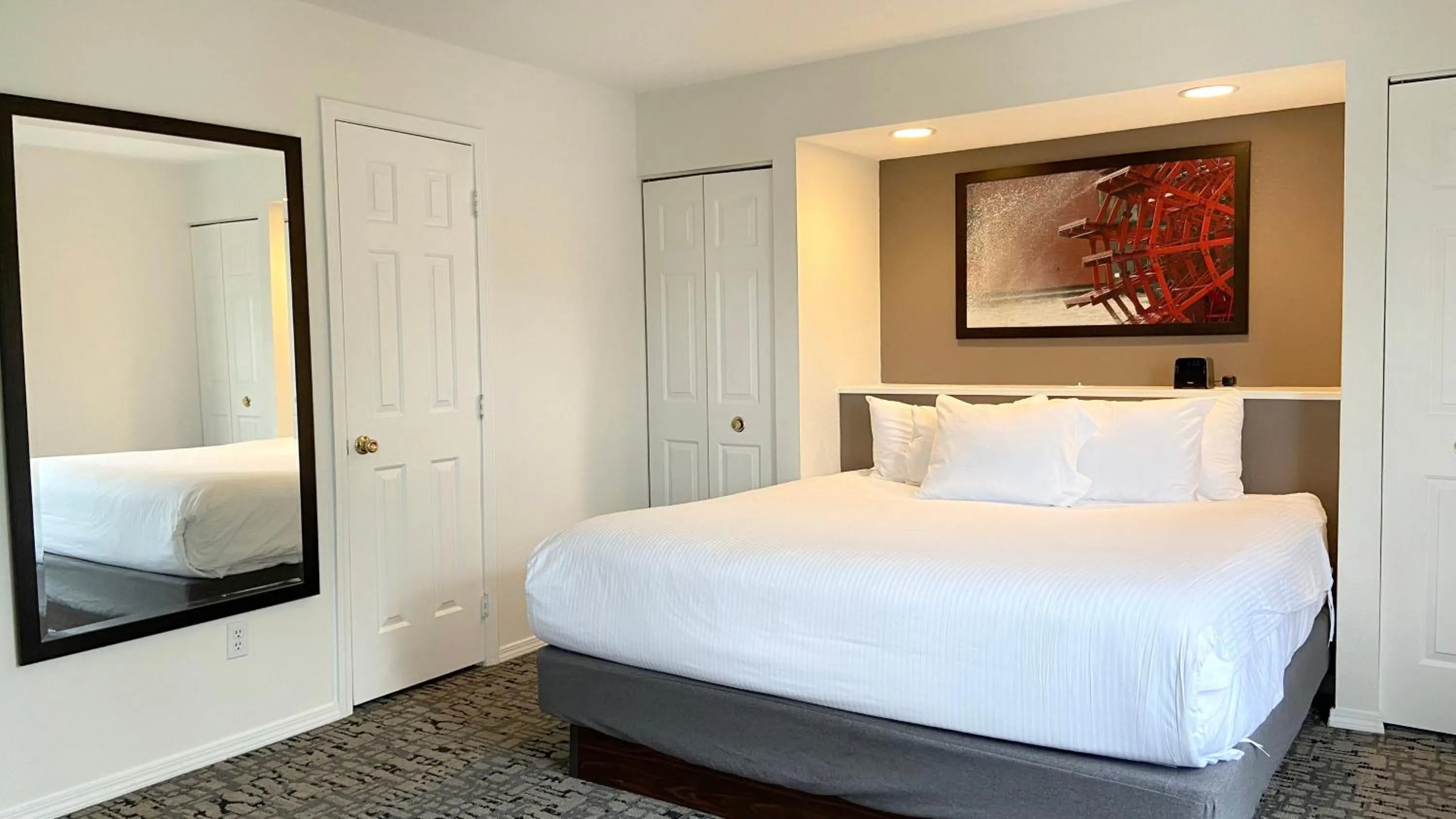 Bedroom, Bed in Club Wyndham Branson at The Falls