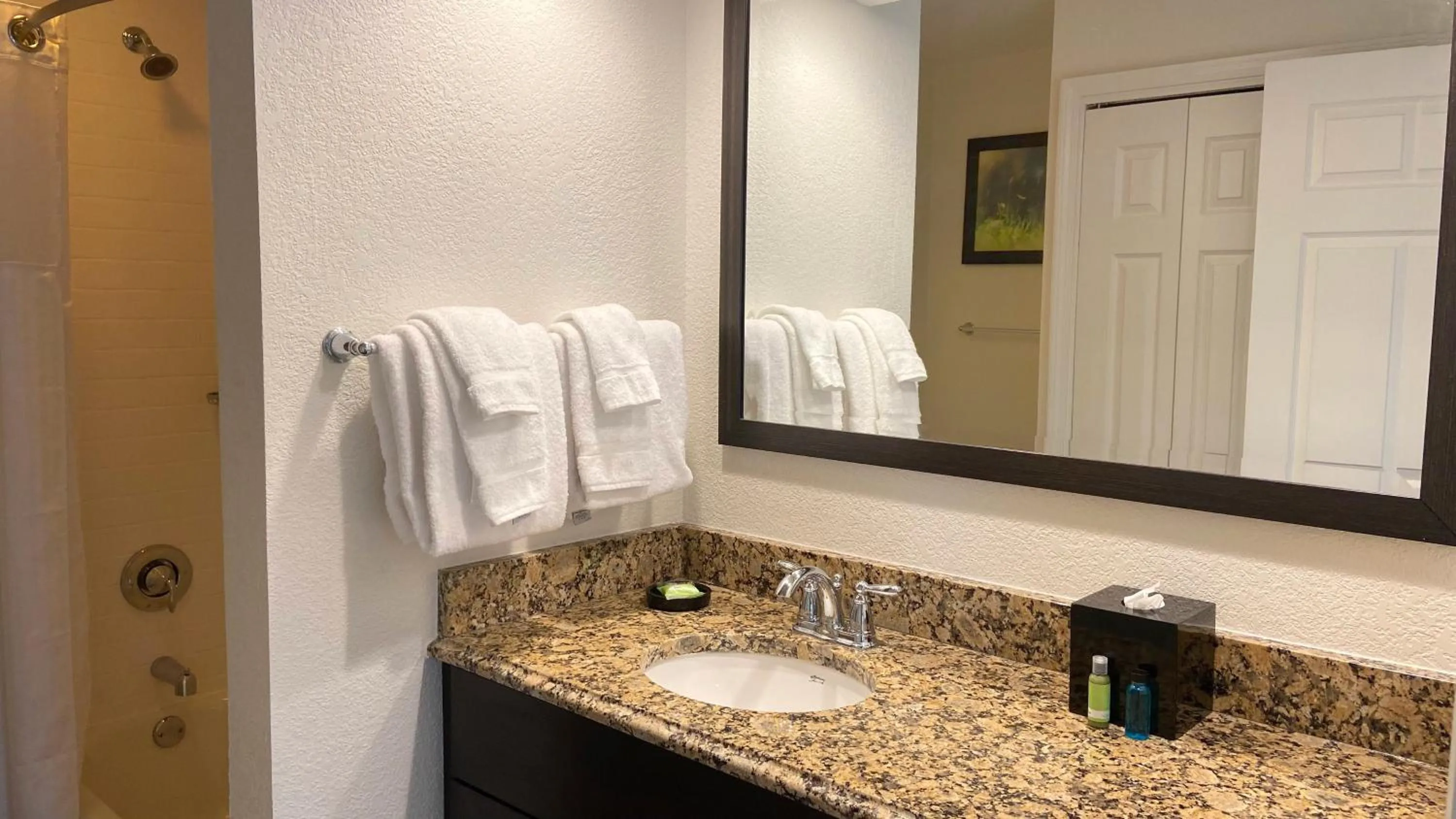 Photo of the whole room in Club Wyndham Branson at The Falls